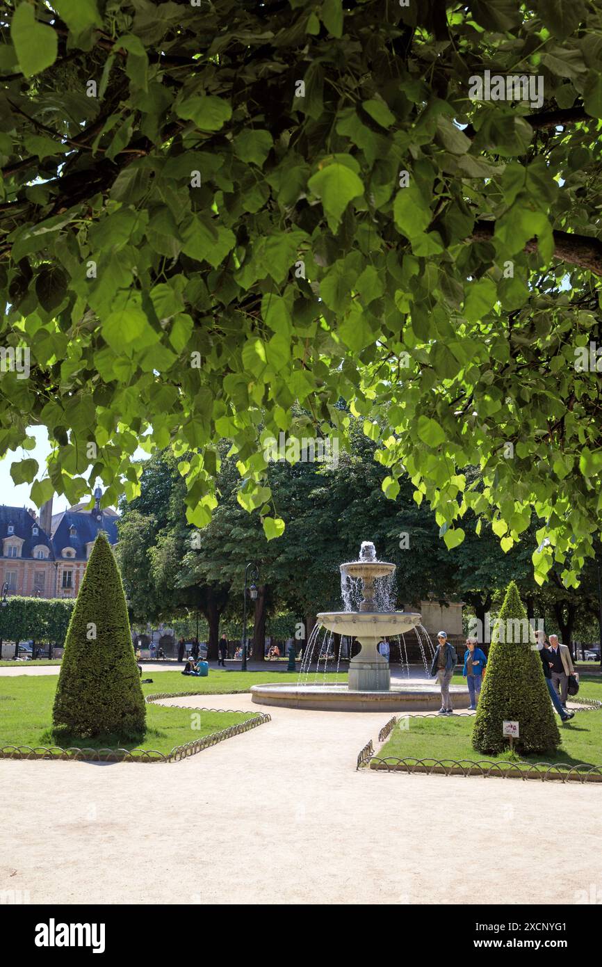 Frankreich, Region Ile de France, 4. Arrondissement Paris, Le Marais, Place des Vosges, Platz Louis XIII. Brunnen von Jean-Francois Mesnager und Jean-Pierre Cortot. Stockfoto