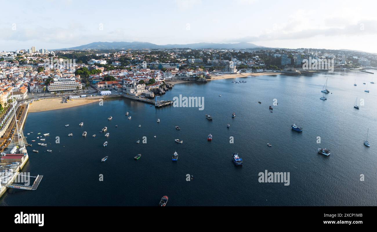 Panoramablick auf die Küste von Cascais aus der Vogelperspektive Stockfoto