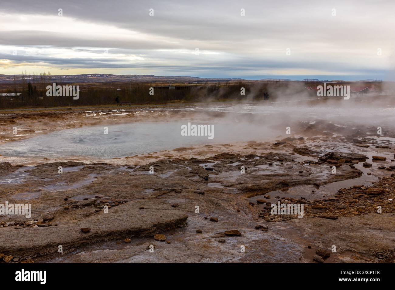 Strokkur Geysir Pool bevor es zu dampfenden vulkanischen heißen Quellen in Geysir Geothermie im Haukadular Valley, Island. Stockfoto
