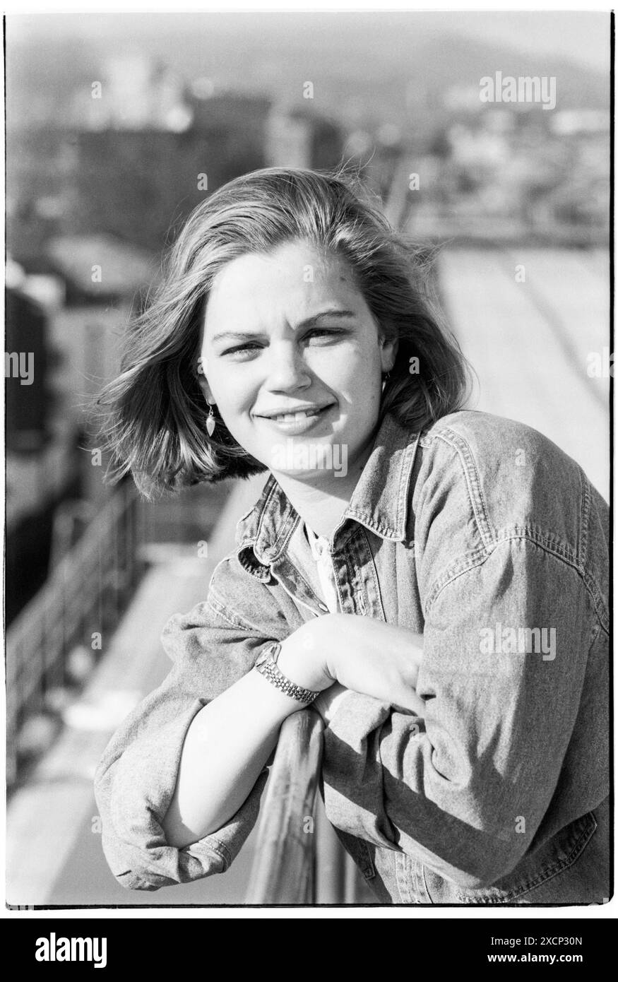 FOTOS – CARDIFF, WALES, Großbritannien - 12. FEBRUAR 1994: Vicky Alexander posiert auf einem Balkon auf dem Dach des Studentengewerkschaftsgebäudes in Cardiff während ihres erfolgreichen Wahlkampfs für die Präsidentschaftswahl. Vicky gewann ihre Präsidentschaftswahlen mit 1153 zu 627 Stimmen. INFO: Vicky Alexander – Victoria Alexander, heute Lady Victoria Starmer – war Mitglied des Executive Teams der Cardiff University Students’ Union als Referentin für Bildung und Wohlfahrt (1993-94) und Präsident (1994-95). In diesem 30 Jahre alten Archiv könnte es Unzulänglichkeiten geben. Foto: Rob Watkins/Alamy Live News Stockfoto