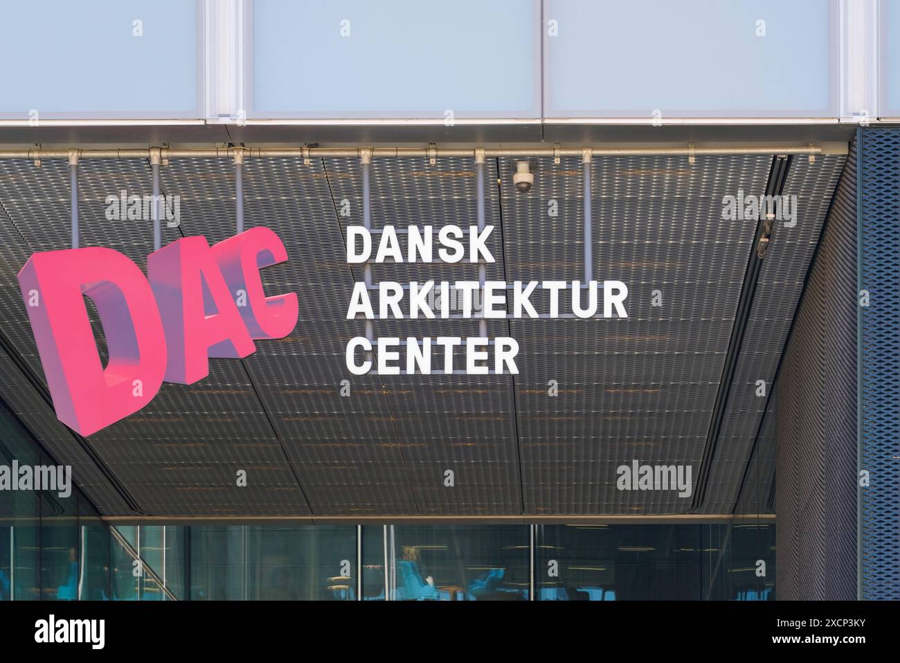 Eingang mit Logo und Schriftzug des Dansk Arkitektur Center in Kopenhagen, Dänemark. Stockfoto