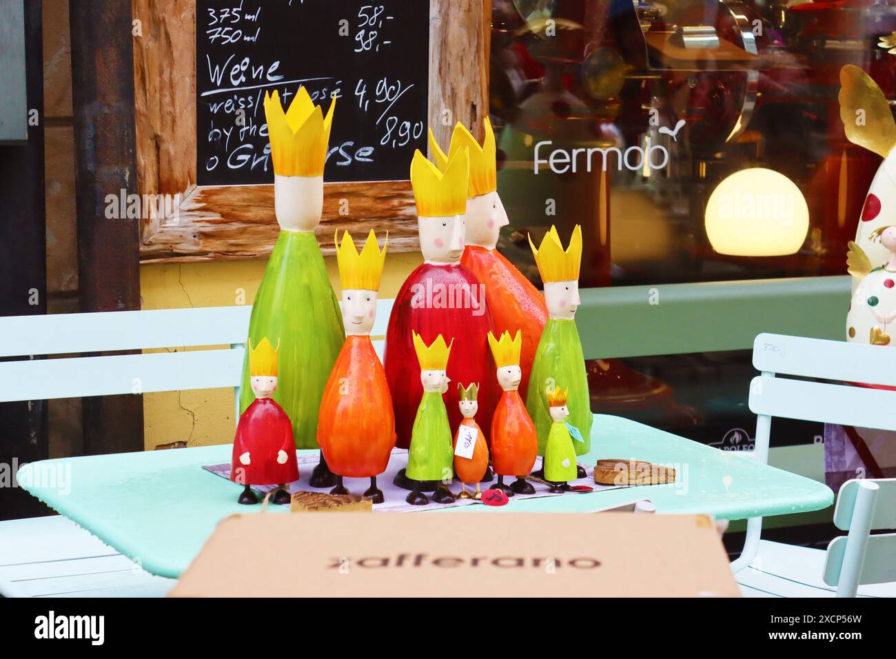 München - 20. Dezember 2023: Lustige Königsfiguren auf dem Tisch des Open-Air-Cafés Stockfoto