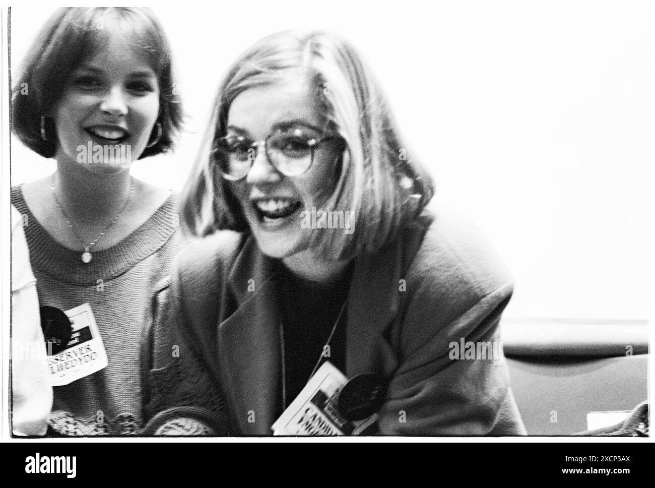 FOTOS ABLEGEN – CARDIFF, WALES, Großbritannien – 2. MÄRZ 1993: Vicky Alexander (Brille) feiert den Moment des Sieges, als sie als Bildungs- und Sozialbeauftragte bei der Wahlzählung für Sabbatical-Posten im Studentengewerkschaftsgebäude in Cardiff zurückkehrt. Vicky gewann ihre Wahl mit 1128 zu 493 Stimmen. INFO: Vicky Alexander – Victoria Alexander, heute Lady Victoria Starmer – war Mitglied des Executive Teams der Cardiff University Students’ Union als Referentin für Bildung und Wohlfahrt (1993-94) und Präsident (1994-95). In diesem 30 Jahre alten Archiv könnte es Unzulänglichkeiten geben. Foto: Rob Watkins/Alamy Live News Stockfoto