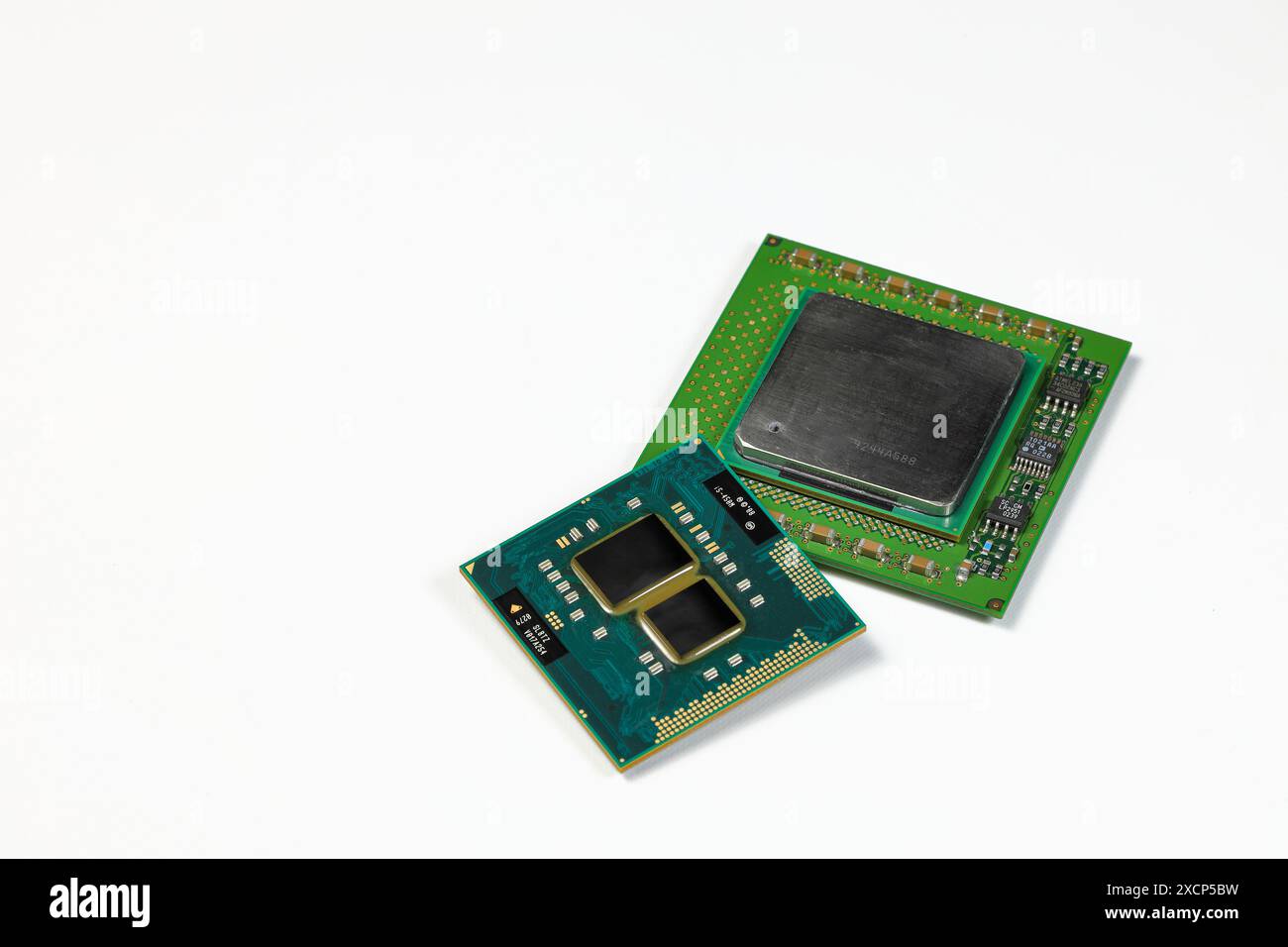 Nahaufnahme der Hochleistungs-CPU oder zentralen Prozessoreinheit oder des Computerprozessors auf weißem Hintergrund. Stockfoto