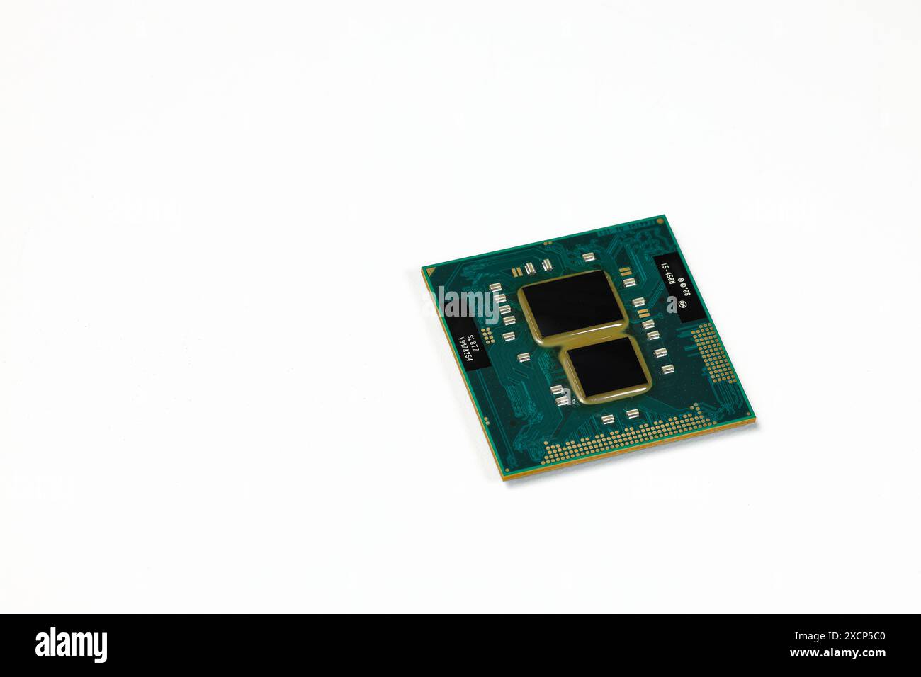 Nahaufnahme der Hochleistungs-CPU oder zentralen Prozessoreinheit oder des Computerprozessors auf weißem Hintergrund. Stockfoto
