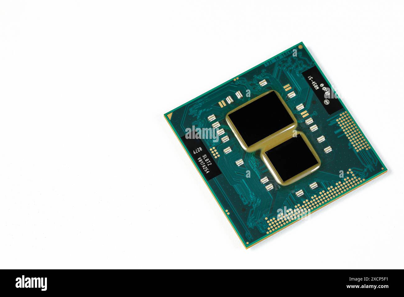 Nahaufnahme der Hochleistungs-CPU oder zentralen Prozessoreinheit oder des Computerprozessors auf weißem Hintergrund. Stockfoto