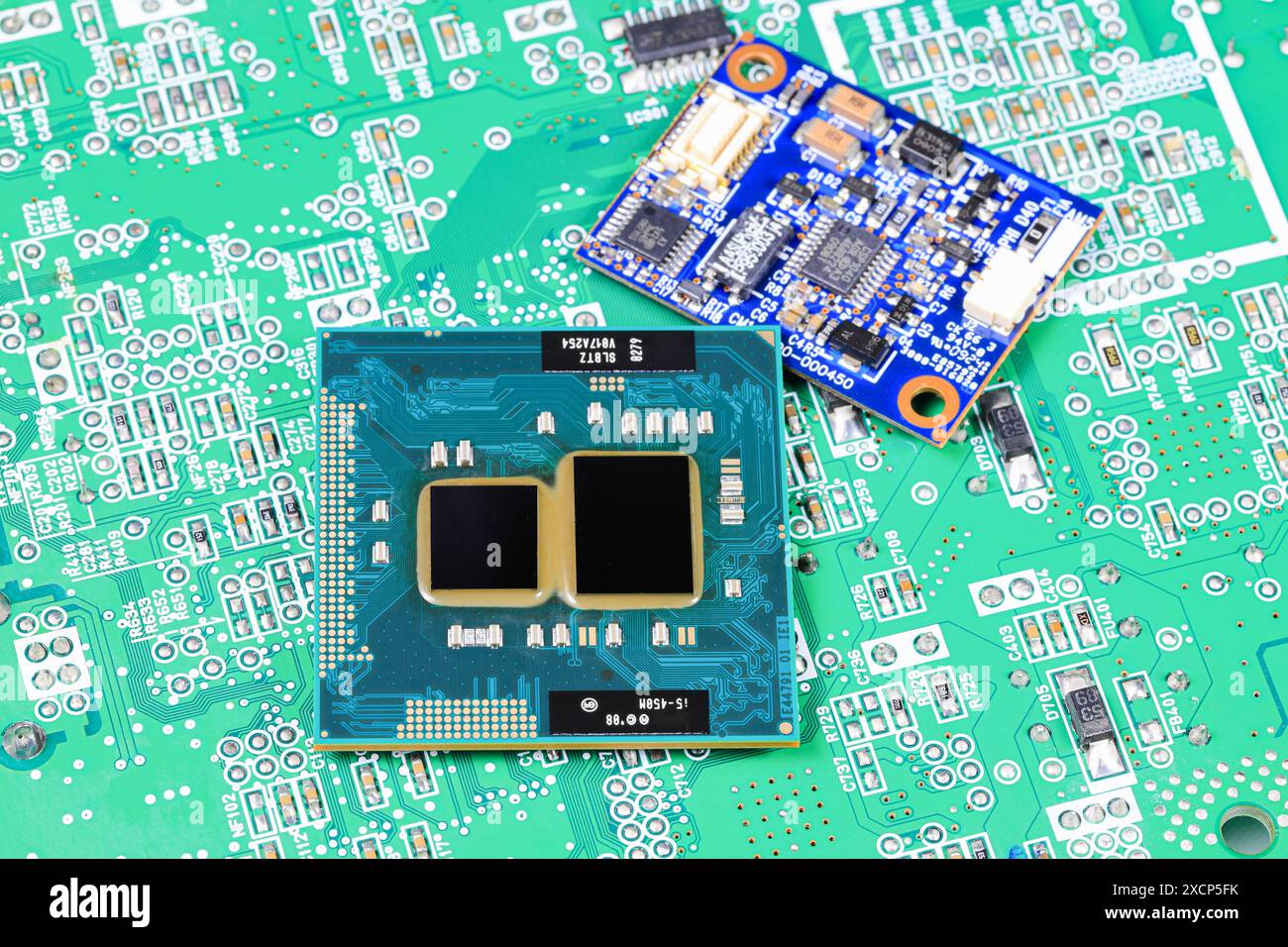 Nahaufnahme der Hochleistungs-CPU oder Zentralprozessoreinheit auf der Computerplatine. Stockfoto