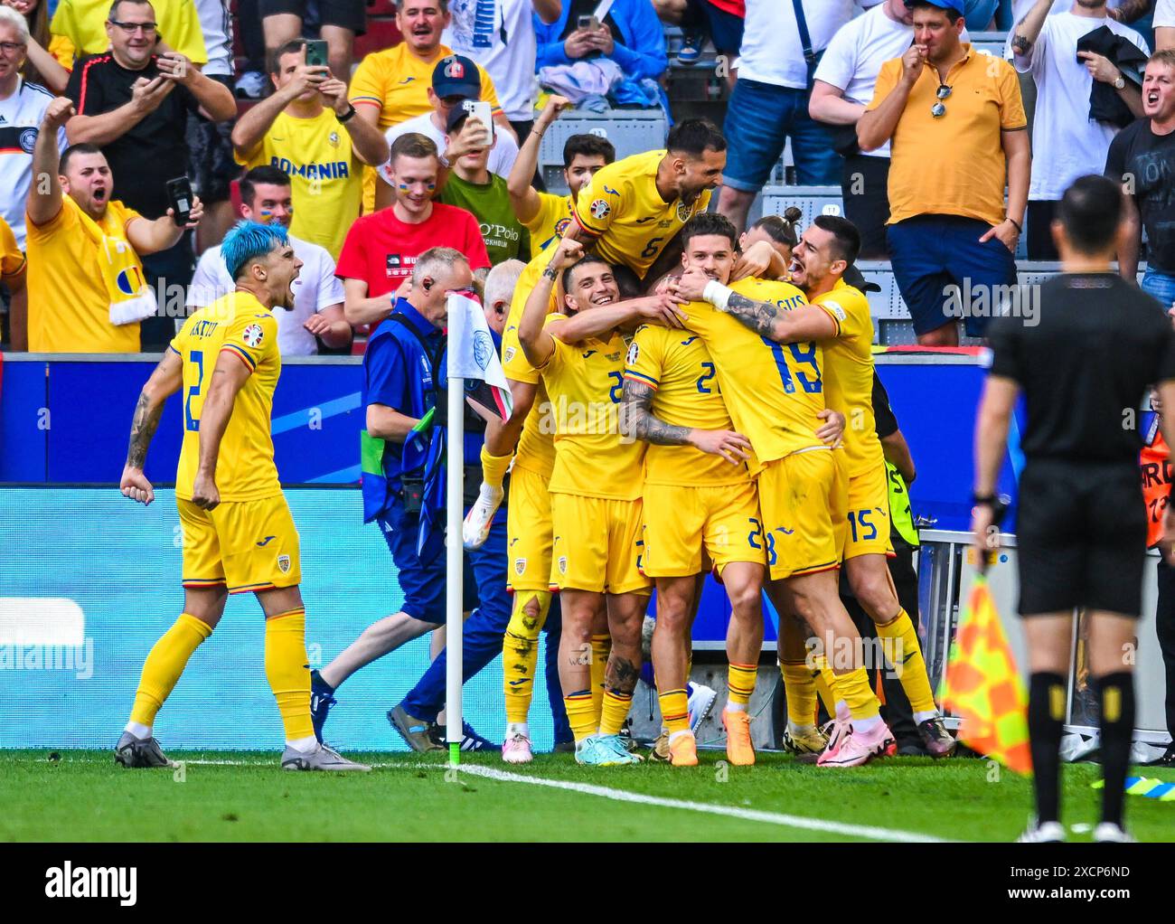 Bejubeln das dritte Tor Ihrer Mannschaft waehrend des Spiels der UEFA EURO 2024 - Gruppe E zwischen Rumänien und Ukraine, Fussball Arena München am 17. Juni 2024 in München, Deutschland. Foto von Silas Schueller/DeFodi Images feiert das dritte Tor ihres Teams beim Spiel der UEFA EURO 2024 - Gruppe E zwischen Rumänien und der Ukraine am 17. Juni 2024 in München. Foto: Silas Schueller/DeFodi Images Defodi-738 738 ROUUKR 20240617 397 *** feiert das dritte Tor ihrer Mannschaft während des Gruppenspiels der UEFA EURO 2024 zwischen Rumänien und der Ukraine bei München Football Stockfoto