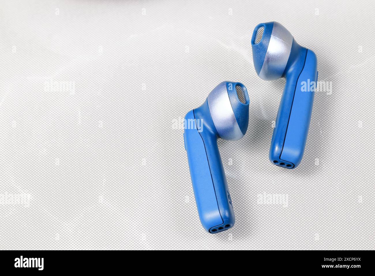 Blauer bluetooth kabelloser Kopfhörer oder Ohrhörer oder Kopfhörer, isoliert auf weißem Hintergrund. Stockfoto