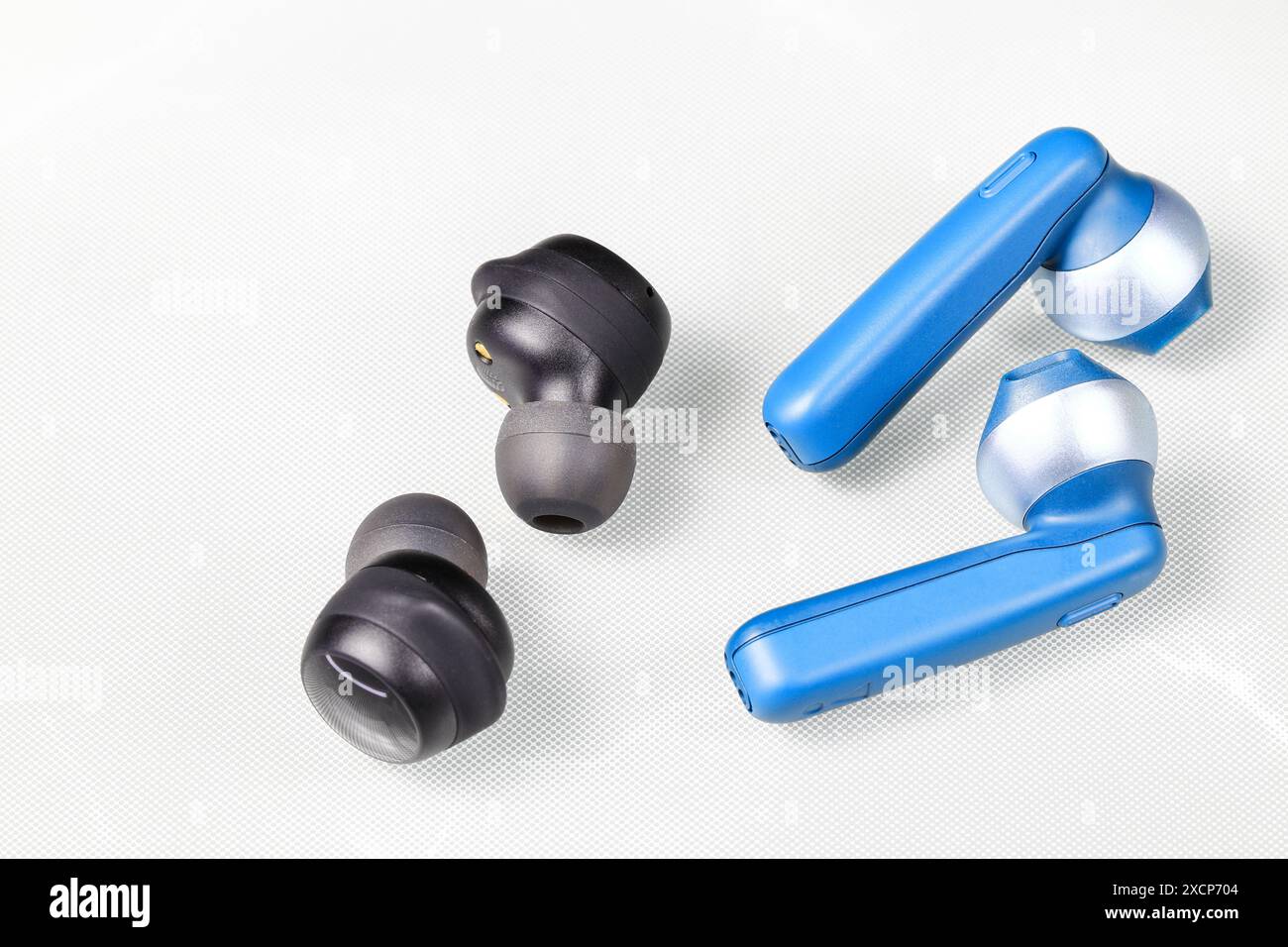 Schwarzer und blauer bluetooth kabelloser Ohrhörer oder Ohrhörer oder Kopfhörer, isoliert auf weißem Hintergrund. Stockfoto