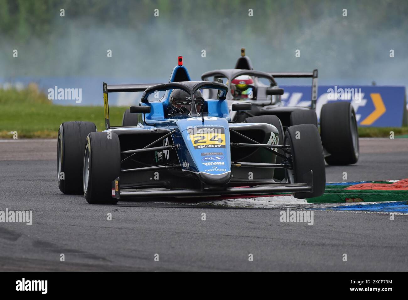 Bordsteinhopping auf drei Rädern in der Chikane, Martin Molnar, Virtuosi Racing, ROKiT F4 British Championship, zertifiziert durch die FIA, dreiundzwanzig Minuten Stockfoto