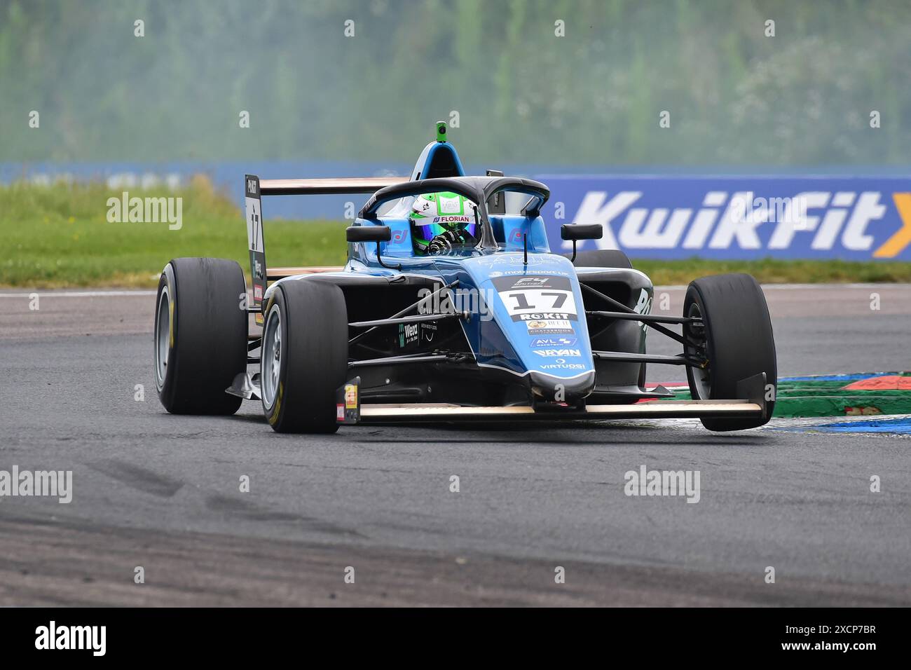 Auf drei Rädern in der Schikane, Maxwell Dodds, Virtuosi Racing, ROKiT F4 British Championship, zertifiziert von der FIA, drei 20-Minuten-Rennen über die Th Stockfoto