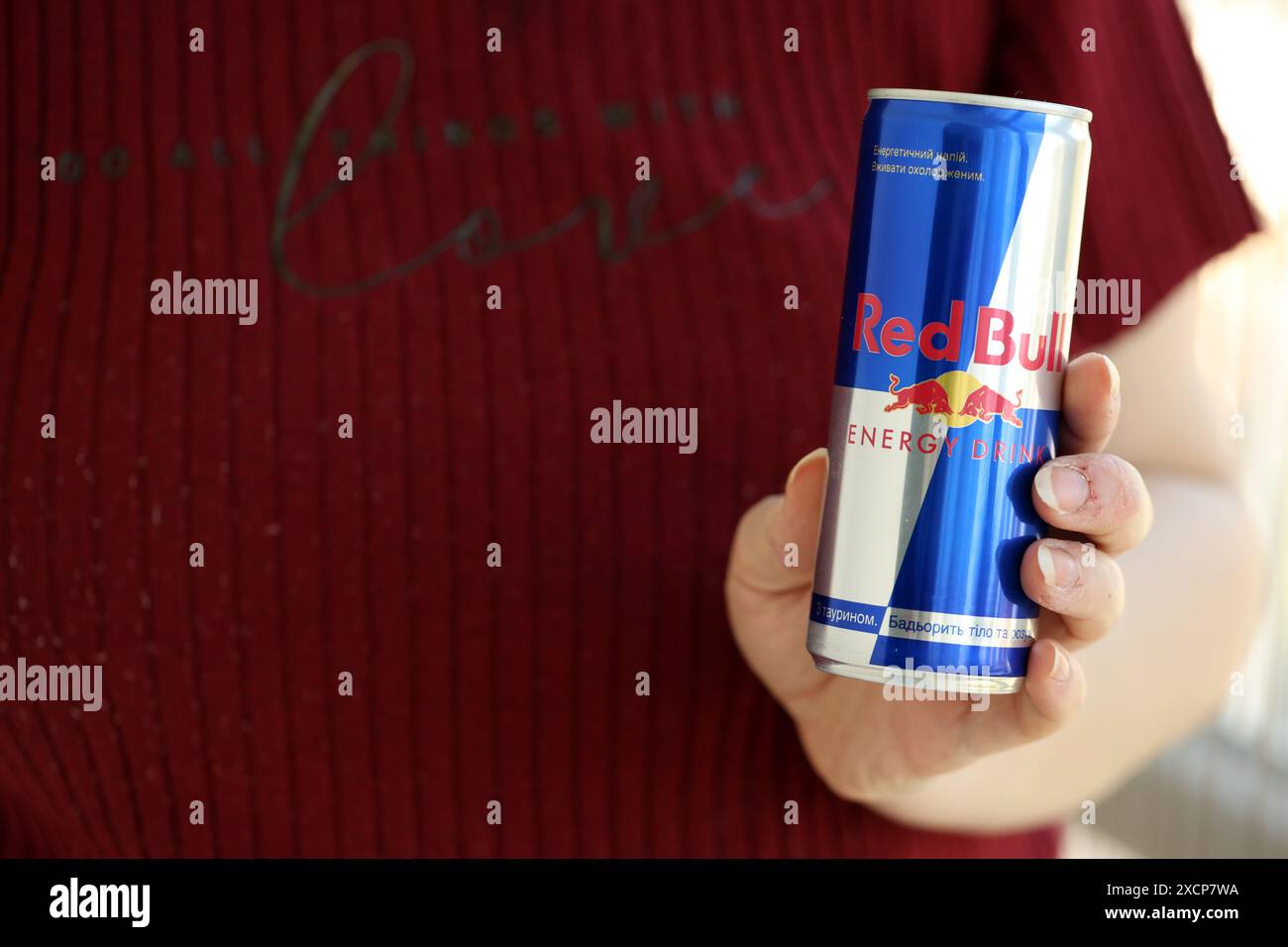 KIEW, UKRAINE - 20. APRIL 2024 Red Bull Original Drink in Aluminiumdose kann schließen Stockfoto