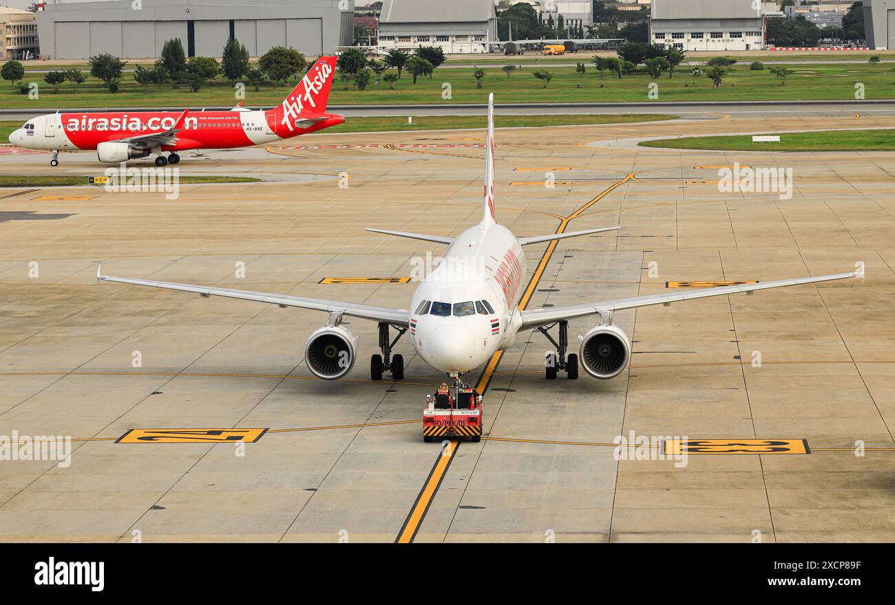 Flugzeugschlepper, Maschine zum Zurückschieben des Flugzeugs auf Rollweg in Bodenabfertigungsdiensten. Stockfoto