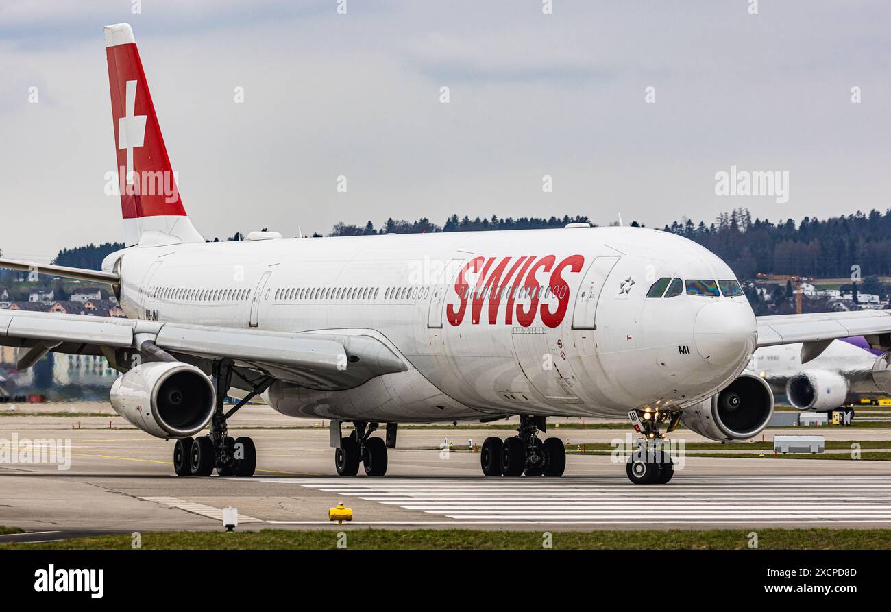 Airbus A340-313X, der von Swiss International Airlines zur Start- und Landebahn am Flughafen Zürich gefahren wird. Registrierung HB-JMI. (Zürich, Schweiz, 11.03.202 Stockfoto