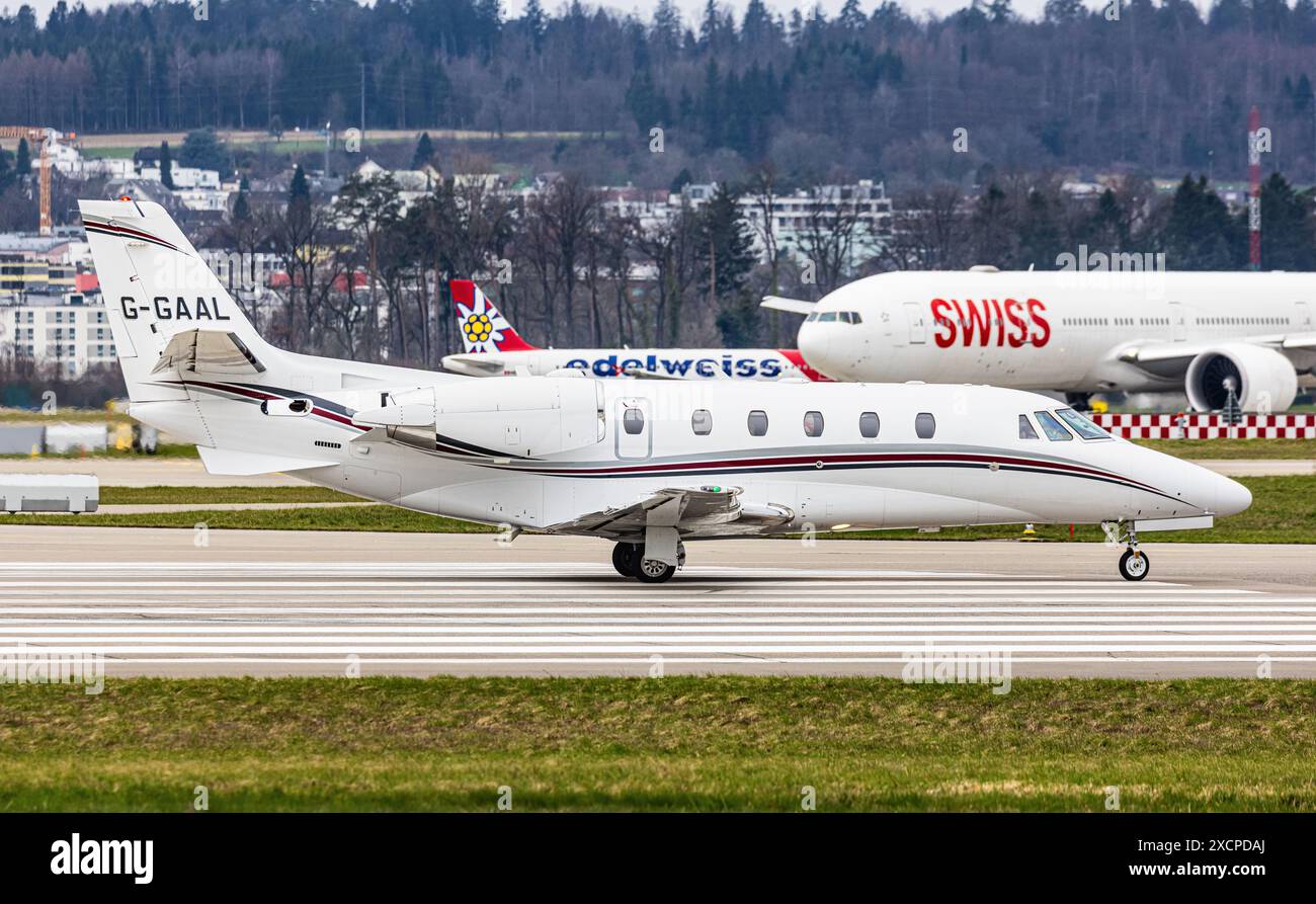 Luxaviation Cessna 560XL Citation XLS+ Roller zur Start- und Landebahn am Flughafen Zürich. Registrierung G-GAAL. (Zürich, Schweiz, 11.03.2024) Stockfoto