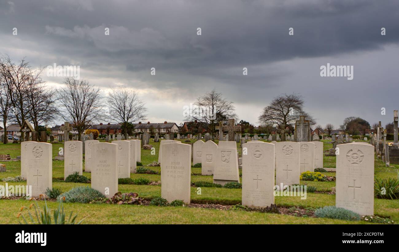 Gräber von alliierten und Achsensoldaten zusammen auf dem Chichester Cemetery Stockfoto