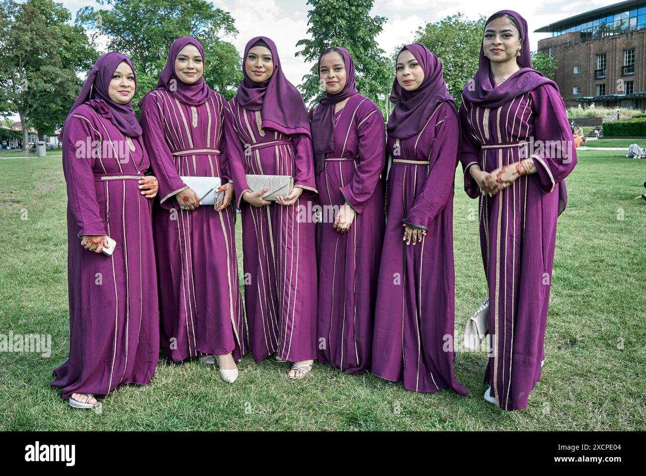 Bangladesch Frauen in traditionellen passenden Kleidung Damenkostüm besuchen Stratford upon Avon, England, Großbritannien Stockfoto