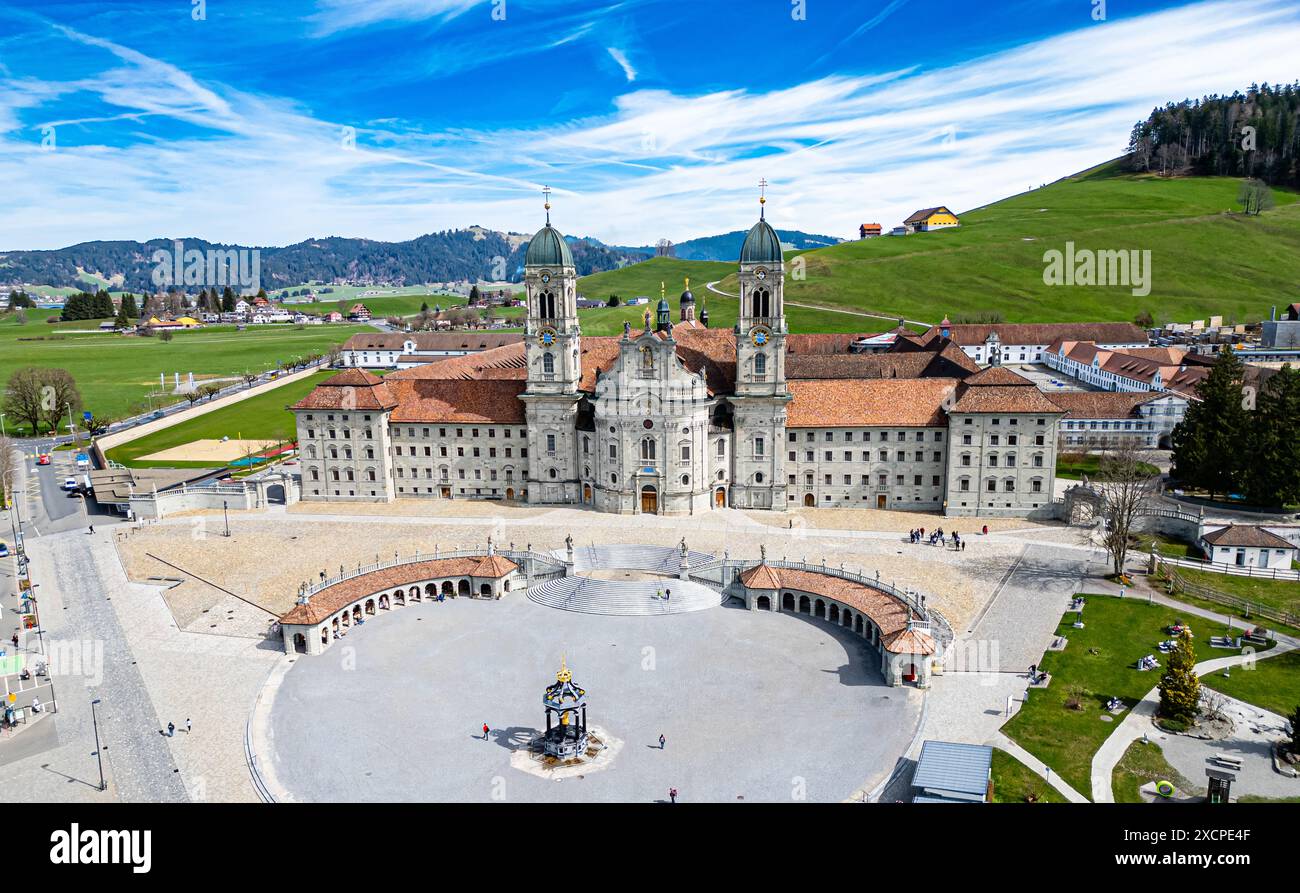 Einsiedeln, Schweiz, 17. März 2024: Vogelperspektive des Klosters Einsiedeln. Die Gemeinde Einsiedeln ist Wallfahrtsort. (Foto von einem Stockfoto