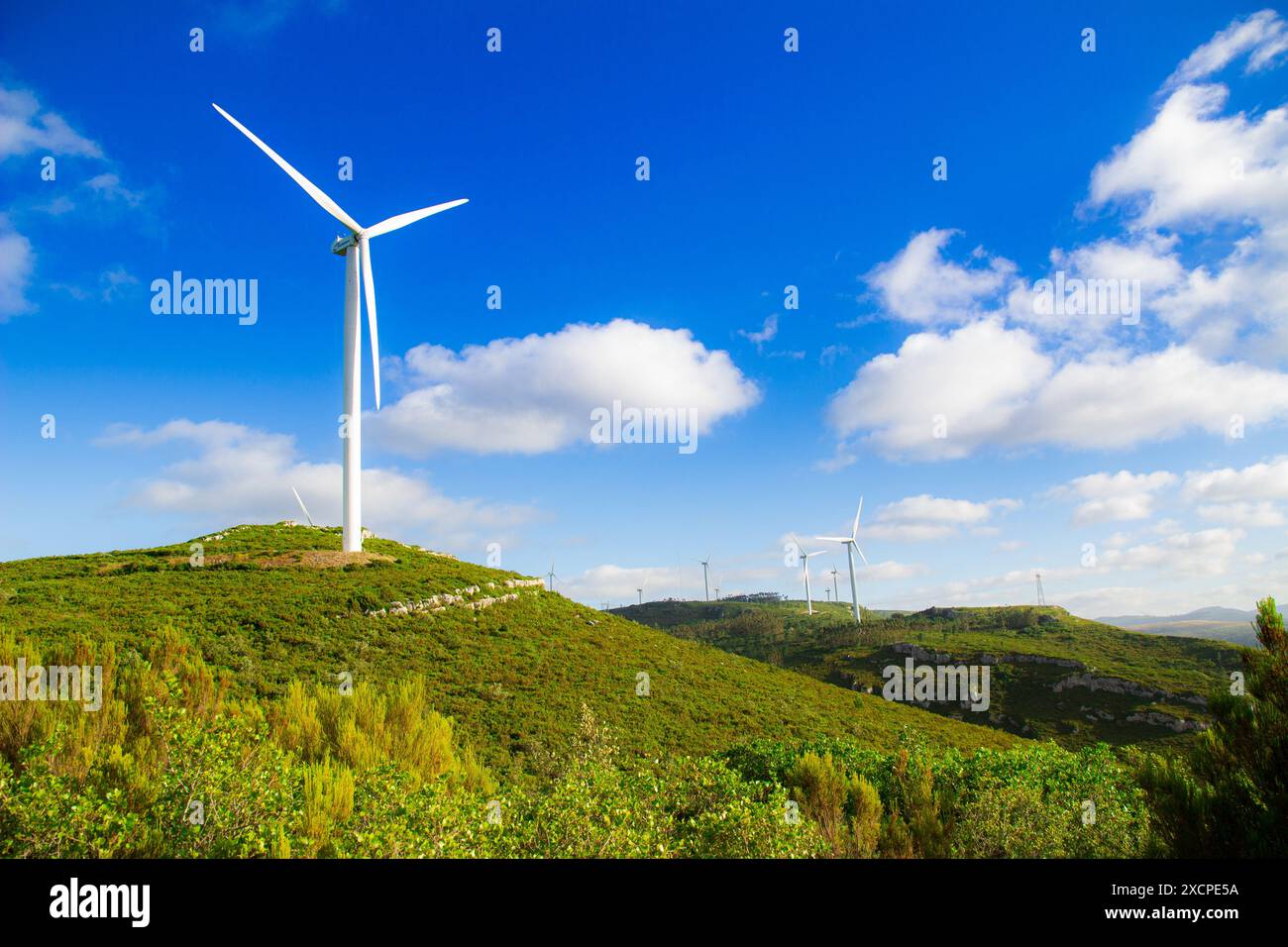 Windpark in den Bergen Stockfoto