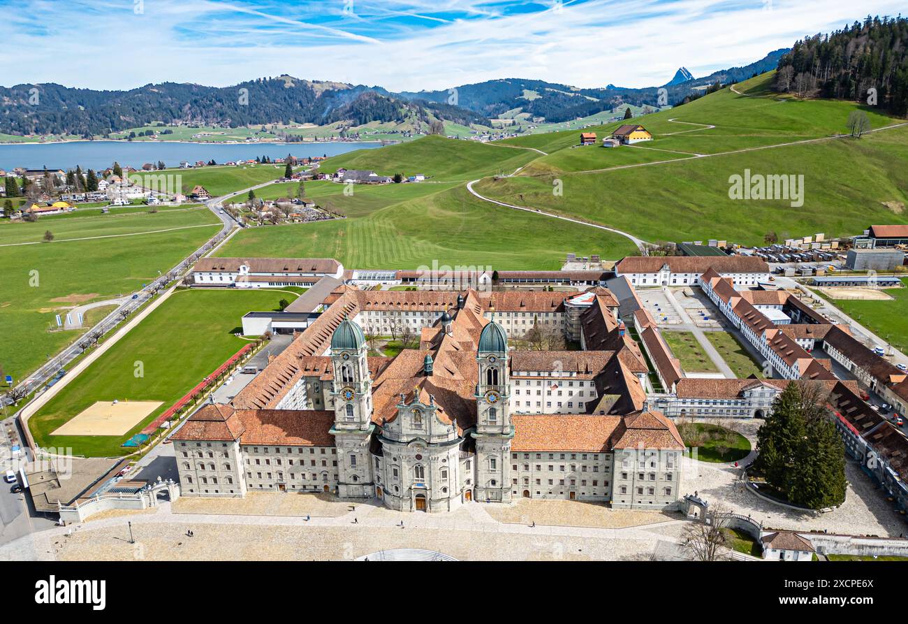 Einsiedeln, Schweiz, 17. März 2024: Vogelperspektive des Klosters Einsiedeln. Dahinter befindet sich der Sihlsee. (Foto: Andreas Haas/dieBildmanufaktur) Stockfoto