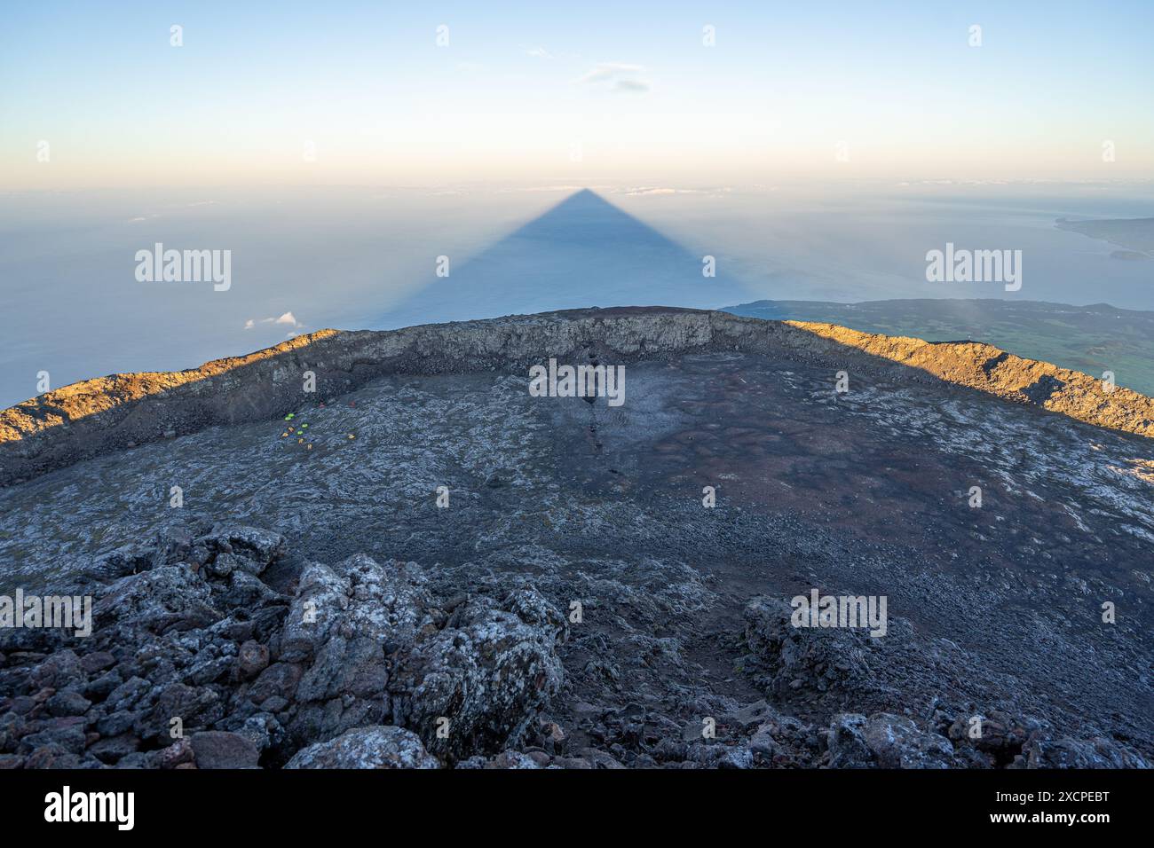 Der höchste Berg Portugals, die Insel Pico im Azoren-Archipel. Vulkankrater mit Campingzelten. Projektion des Schattens des Berges auf Th Stockfoto