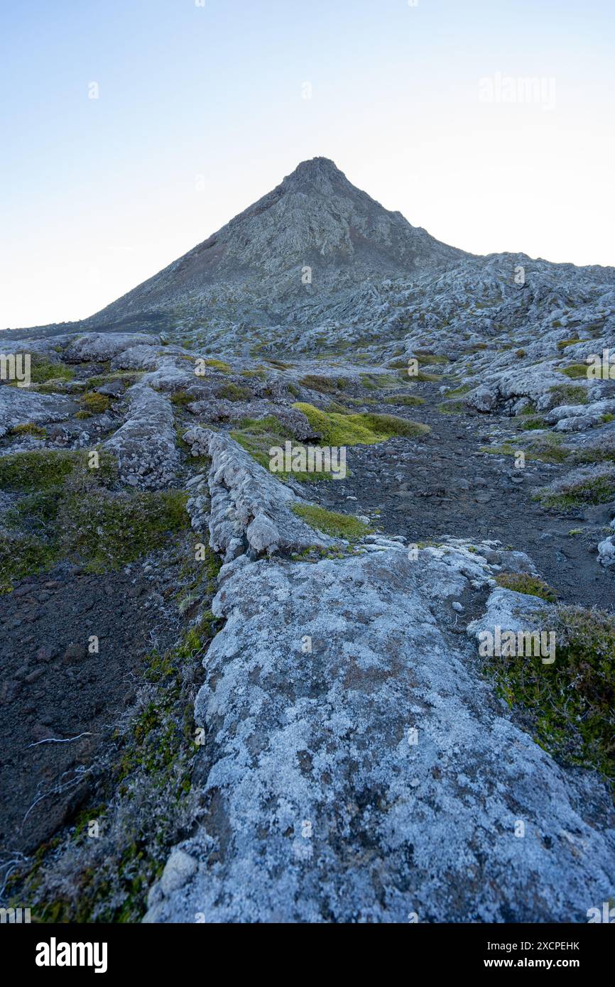 Morphologische Charakteristika des unregelmäßigen Geländes des Pico im Azoren-Archipel. Stockfoto