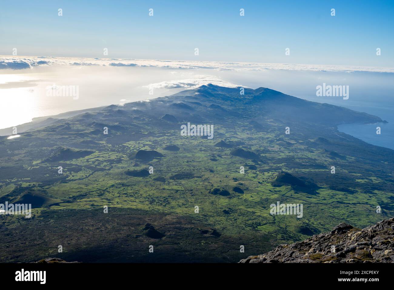 Morphologische Charakteristika des unregelmäßigen Geländes des Pico im Azoren-Archipel. Stockfoto