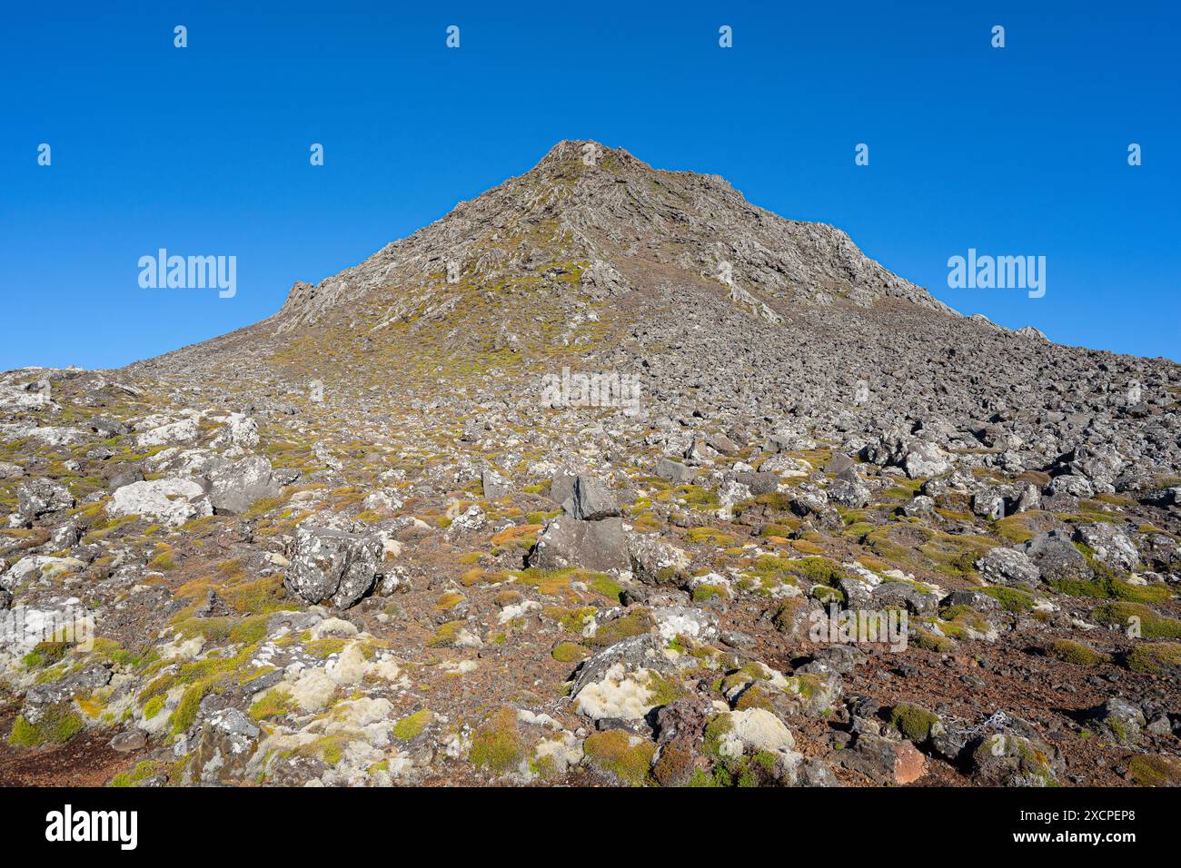 Morphologische Charakteristika des unregelmäßigen Geländes des Pico im Azoren-Archipel. Stockfoto