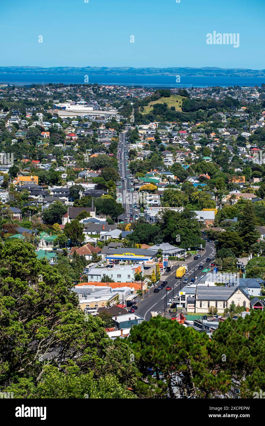 Blick auf die Mount Eden Road in Richtung Roskill und Manukau Harbour in der Entfernung vom Gipfel des Mt Eden in Auckland, Neuseeland Stockfoto