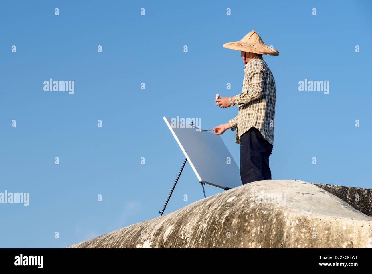 Kaohsiung, Taiwan - 29. April 2019: Unbekannter Künstler in traditioneller chinesischer Hutmalerei von der Spitze des Fort Cihou (Cihou Battery). Stockfoto