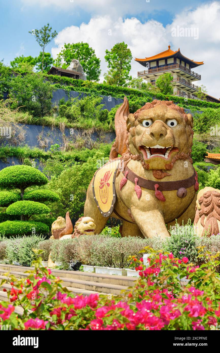 Kaohsiung, Taiwan - 29. April 2019: Fantastische Skulptur des Löwen im malerischen Garten im Fo Guang Shan Buddha Museum. Stockfoto