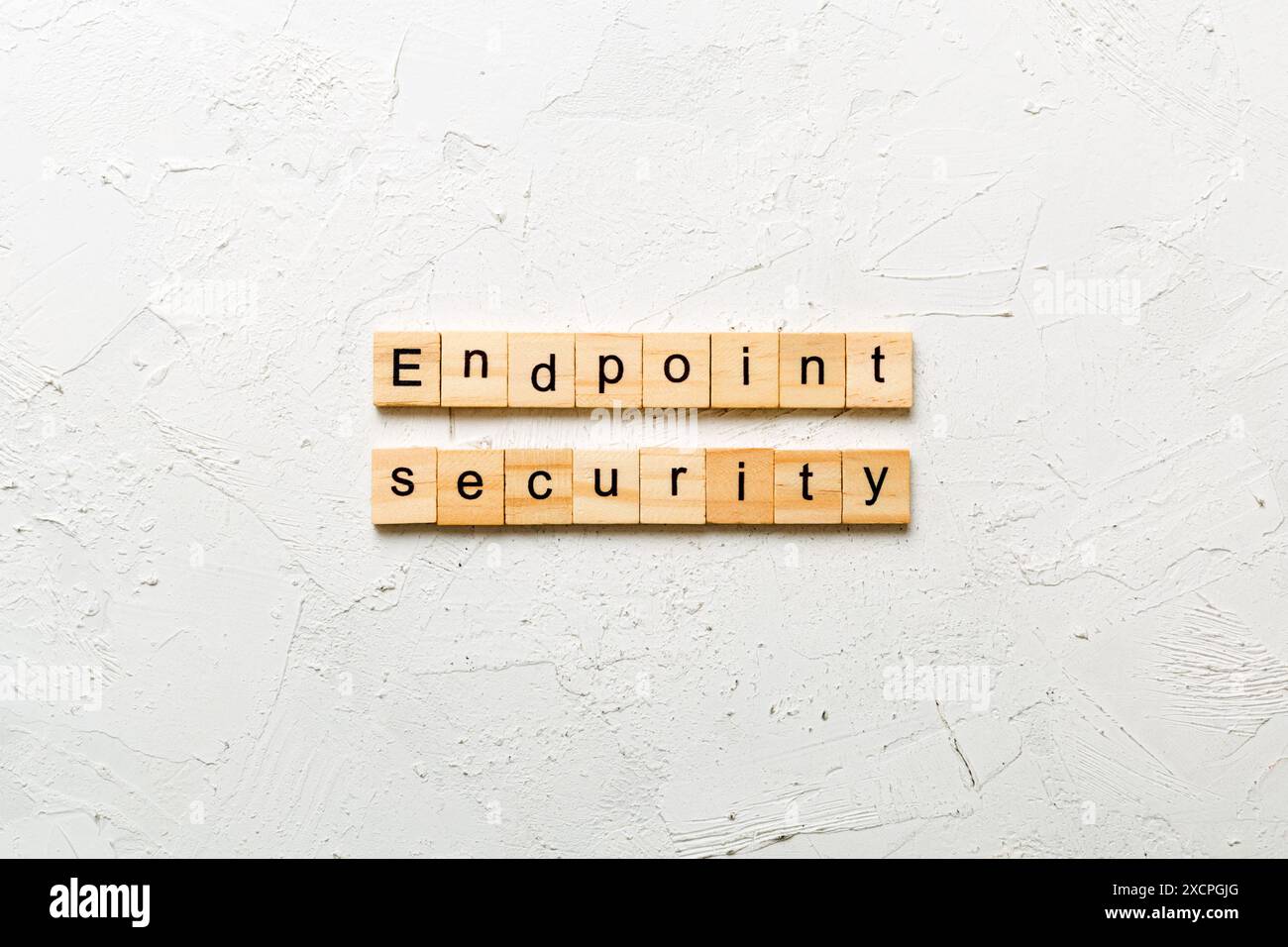 Endpoint Security Word auf Holzblock geschrieben. Sicherheitstext für Endpunkte in Tabelle, Konzept. Stockfoto