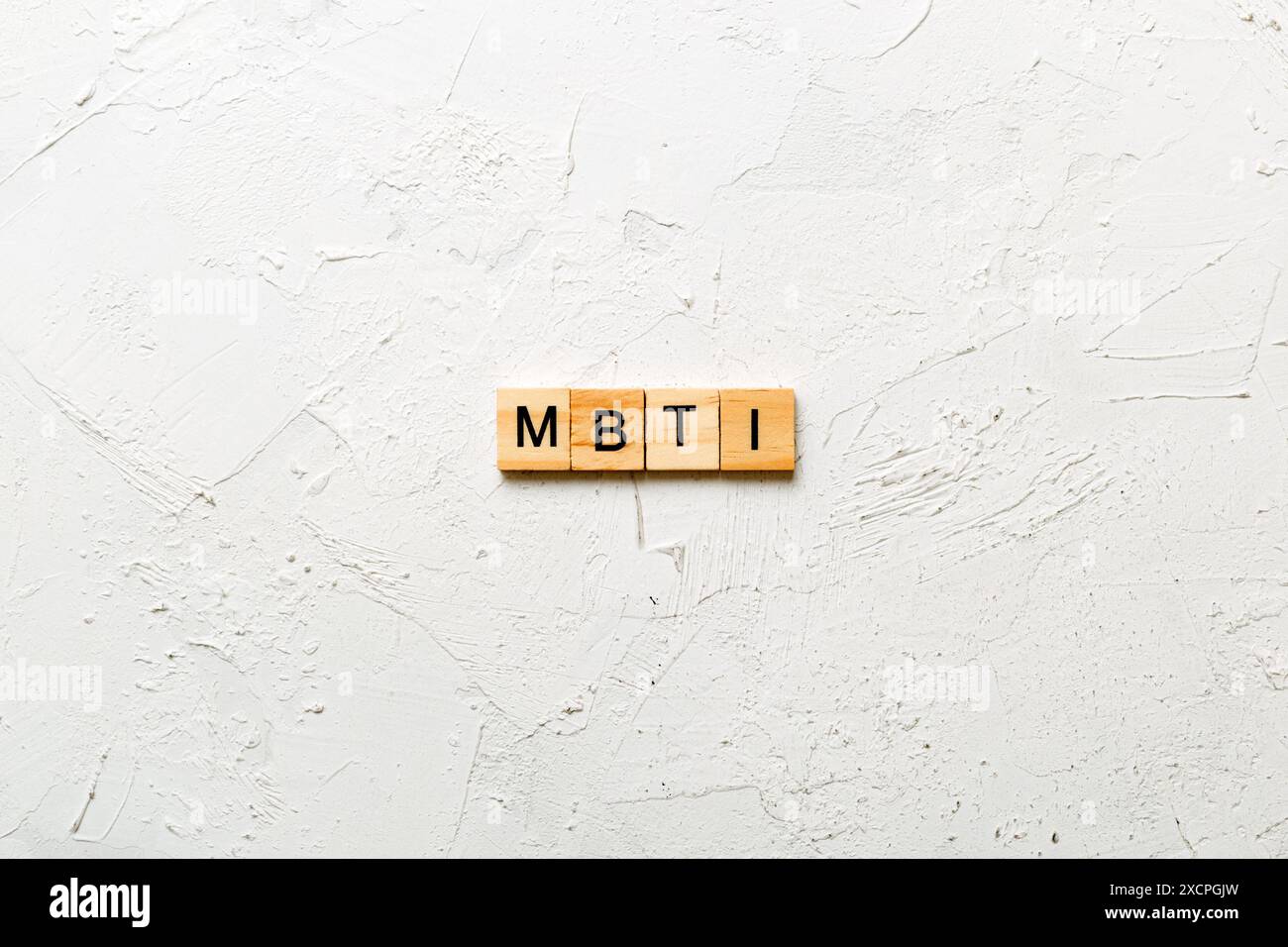 MBTI-Wort auf Holzblock geschrieben. Myers-Briggs Typ Indicator Text auf Tabelle, Konzept. Stockfoto