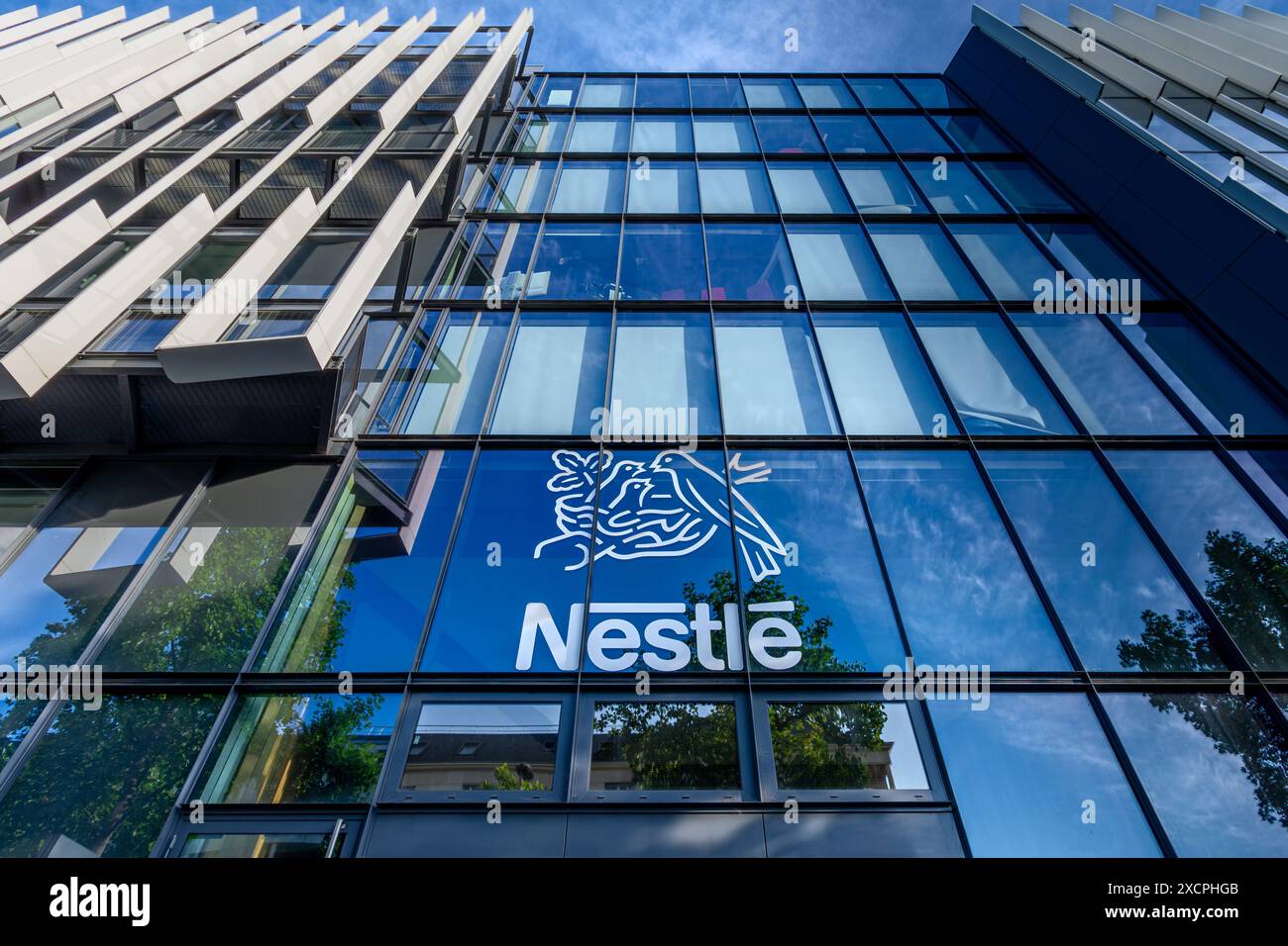 Fassade des französischen Hauptquartiers von Nestlé. Nestlé ist ein Schweizer multinationaler Konzern für die Lebensmittel- und Getränkeverarbeitung Stockfoto