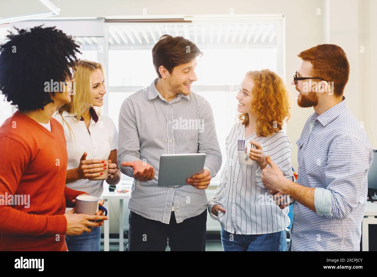 Gruppe von Personen, die zusammen stehen, Unterhaltung führen Stockfoto