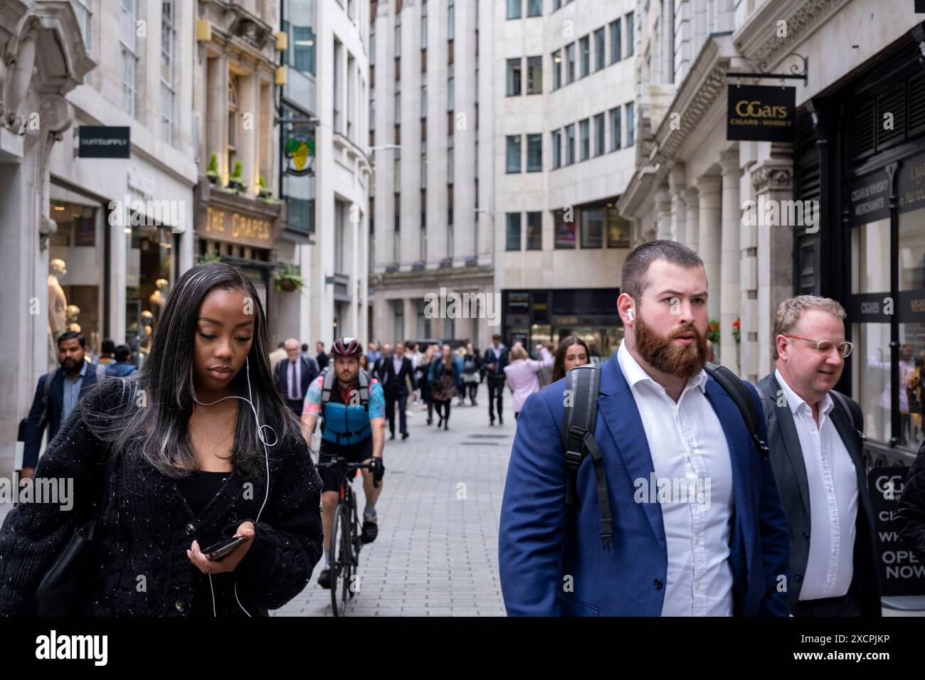 Stadtarbeiter zur Hauptverkehrszeit in London am 11. Juni 2024 in London, Großbritannien. Die City of London ist eine Stadt, ein zeremonielles County und ein lokaler Regierungsbezirk, der den Hauptgeschäftsbezirk von London umfasst. Die City of London wird allgemein als „Square Mile“ bezeichnet. Stockfoto