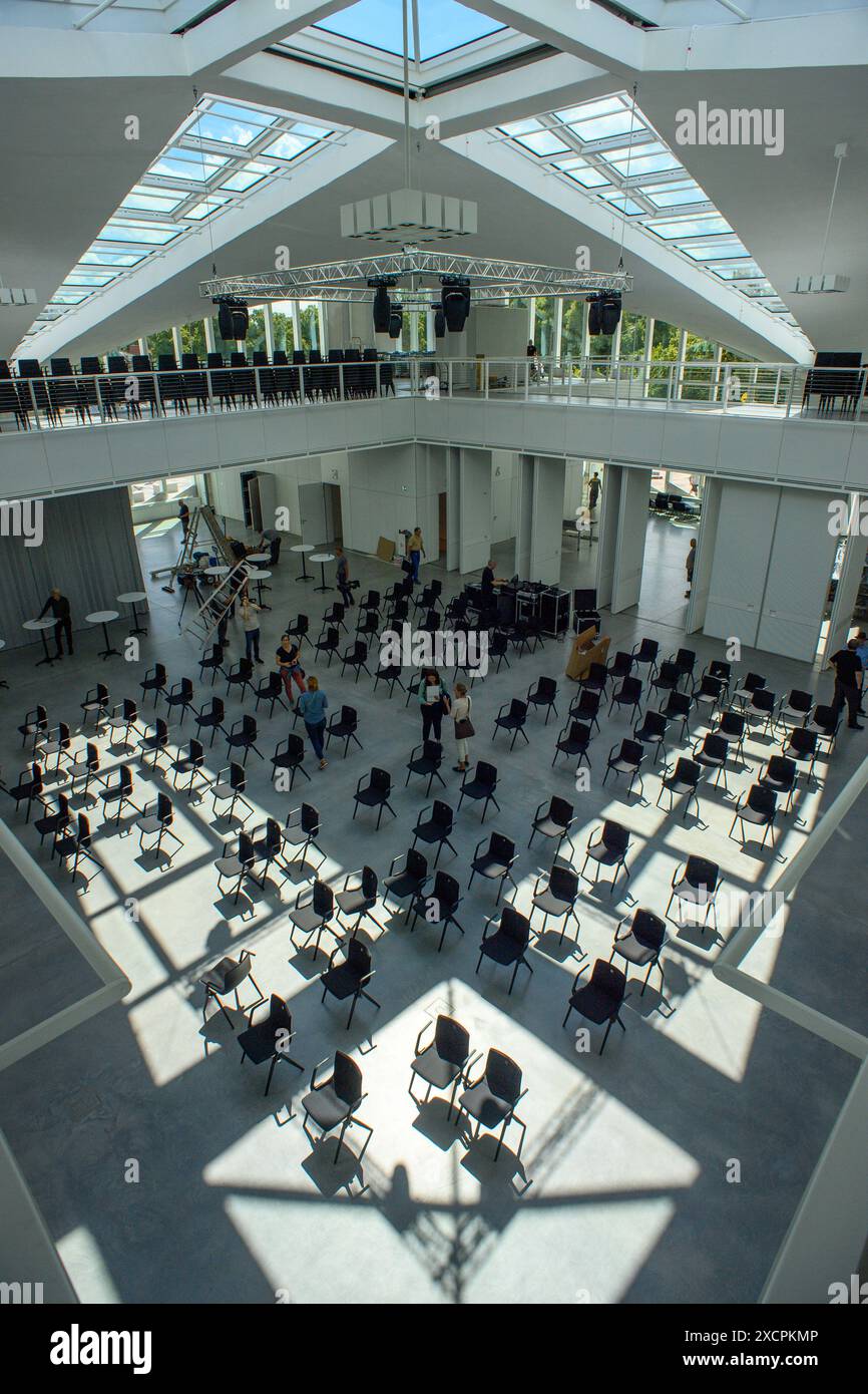 Magdeburg, Deutschland. Juni 2024. Das Innere der Hyparschale mit der selbsttragenden Dachkonstruktion und den Fenstern. Die Renovierung des Gebäudes steht kurz vor dem Abschluss. Die Messe- und Veranstaltungsgesellschaft Magdeburg wird die modernisierte Veranstaltungshalle ab dem 1. Juli 2024 betreiben. Die Stadt Magdeburg investierte rund 24,8 Millionen Euro in die Renovierung. Quelle: Klaus-Dietmar Gabbert/dpa/Alamy Live News Stockfoto