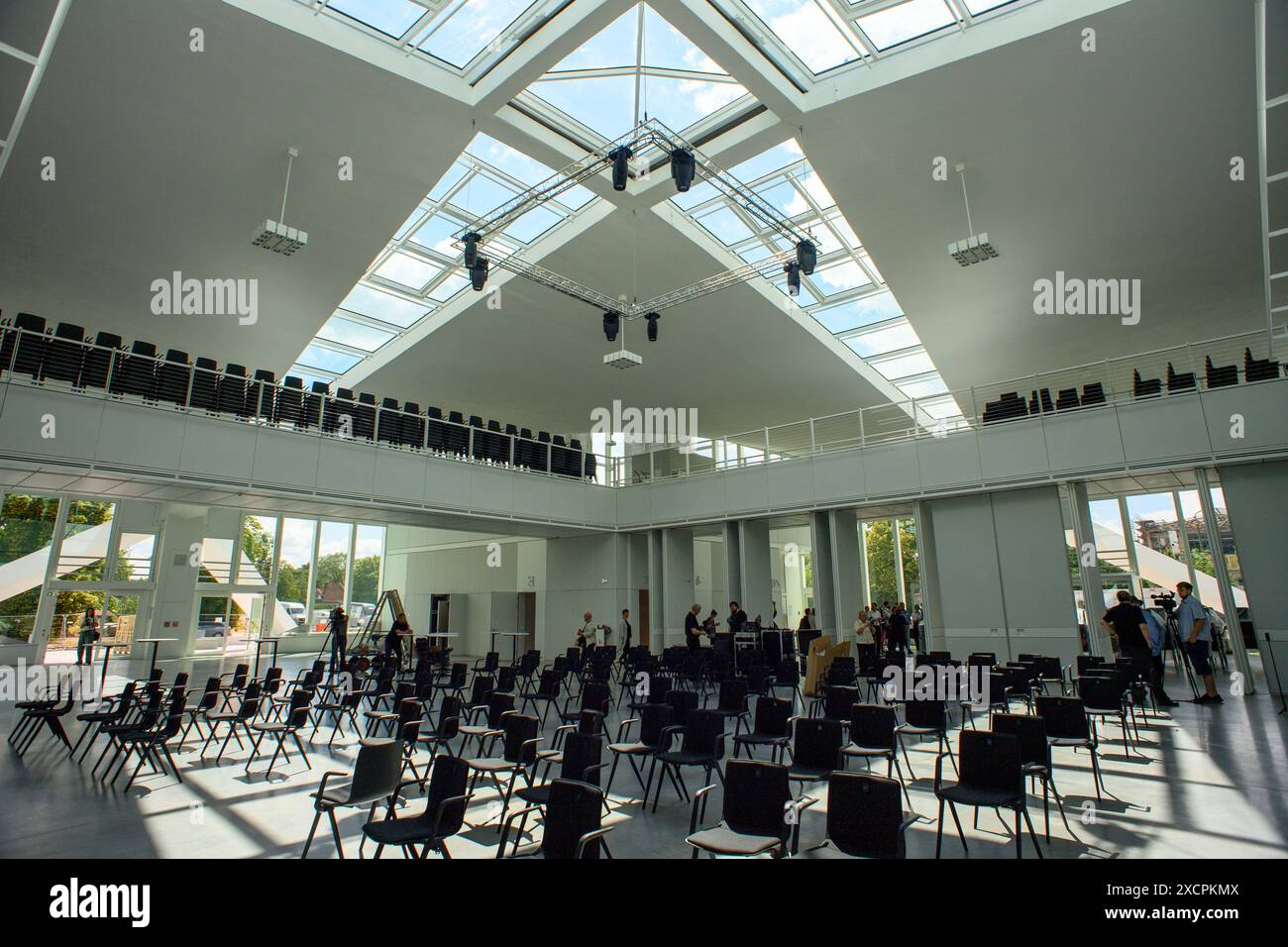 Magdeburg, Deutschland. Juni 2024. Das Innere der Hyparschale mit der selbsttragenden Dachkonstruktion und den Fenstern. Die Renovierung des Gebäudes steht kurz vor dem Abschluss. Die Messe- und Veranstaltungsgesellschaft Magdeburg wird die modernisierte Veranstaltungshalle ab dem 1. Juli 2024 betreiben. Die Stadt Magdeburg investierte rund 24,8 Millionen Euro in die Renovierung. Quelle: Klaus-Dietmar Gabbert/dpa/Alamy Live News Stockfoto