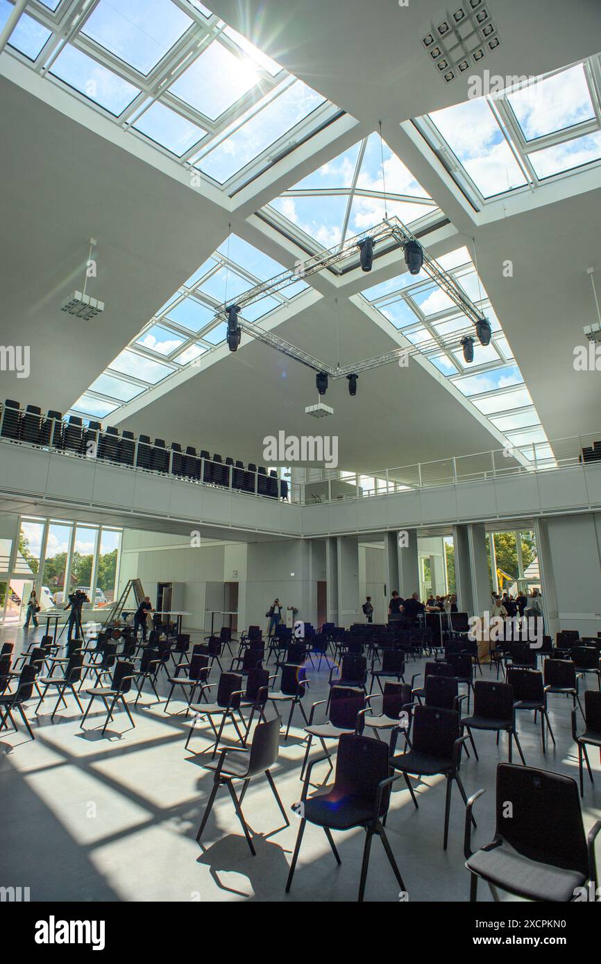 Magdeburg, Deutschland. Juni 2024. Das Innere der Hyparschale mit der selbsttragenden Dachkonstruktion und den Fenstern. Die Renovierung des Gebäudes steht kurz vor dem Abschluss. Die Messe- und Veranstaltungsgesellschaft Magdeburg wird die modernisierte Veranstaltungshalle ab dem 1. Juli 2024 betreiben. Die Stadt Magdeburg investierte rund 24,8 Millionen Euro in die Renovierung. Quelle: Klaus-Dietmar Gabbert/dpa/Alamy Live News Stockfoto