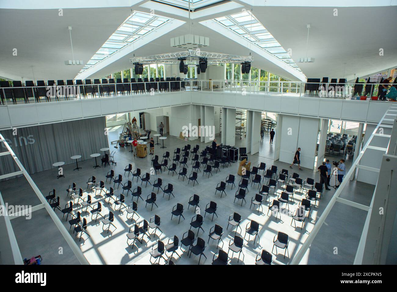 Magdeburg, Deutschland. Juni 2024. Das Innere der Hyparschale mit der selbsttragenden Dachkonstruktion und den Fenstern. Die Renovierung des Gebäudes steht kurz vor dem Abschluss. Die Messe- und Veranstaltungsgesellschaft Magdeburg wird die modernisierte Veranstaltungshalle ab dem 1. Juli 2024 betreiben. Die Stadt Magdeburg investierte rund 24,8 Millionen Euro in die Renovierung. Quelle: Klaus-Dietmar Gabbert/dpa/Alamy Live News Stockfoto