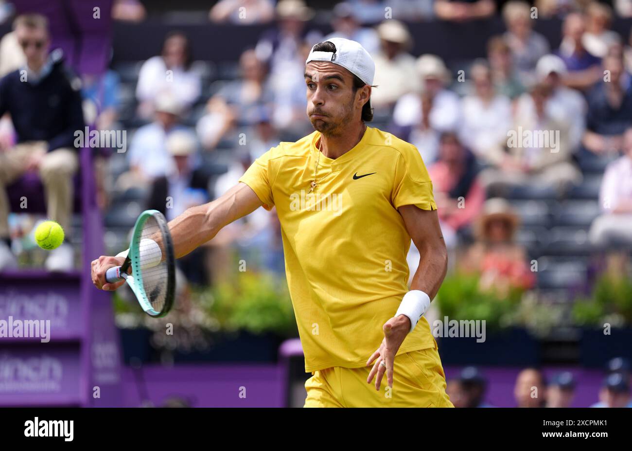 Lorenzo Musetti im Kampf gegen Alex de Minaur während des Mannes-Singles-Spiels am vierten Tag der Cinch-Meisterschaft im Queen's Club, London. Bilddatum: Dienstag, 18. Juni 2024. Stockfoto