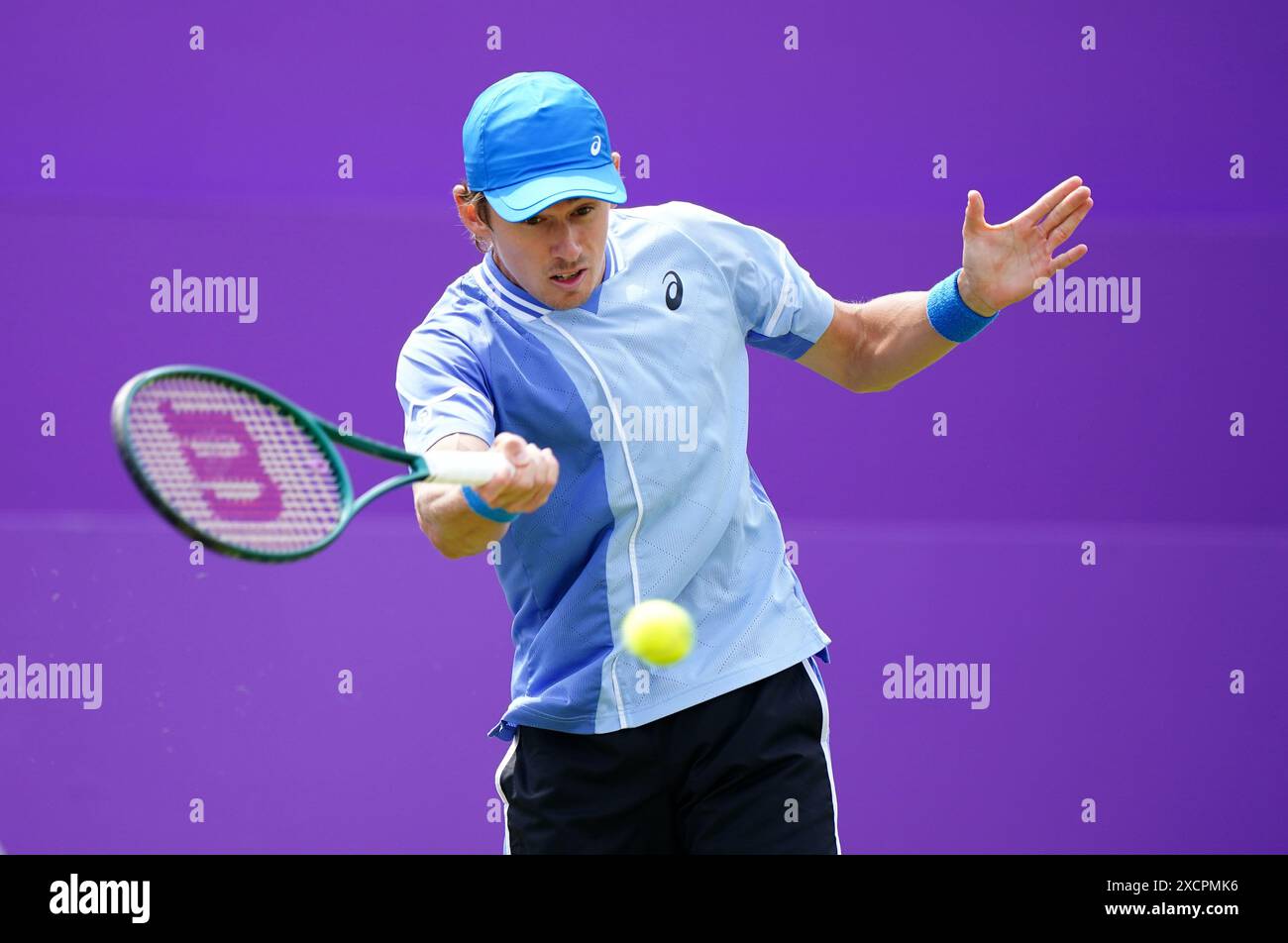 Alex de Minaur im Kampf gegen Lorenzo Musetti während des Mannes-Singles-Spiels am vierten Tag der Cinch-Meisterschaft im Queen's Club, London. Bilddatum: Dienstag, 18. Juni 2024. Stockfoto