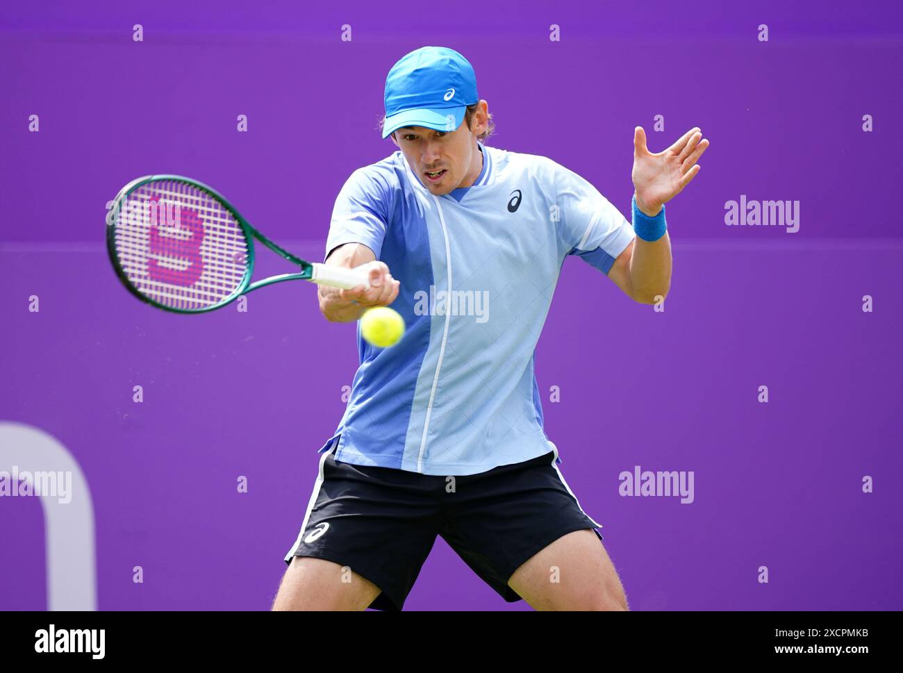 Alex de Minaur im Kampf gegen Lorenzo Musetti während des Mannes-Singles-Spiels am vierten Tag der Cinch-Meisterschaft im Queen's Club, London. Bilddatum: Dienstag, 18. Juni 2024. Stockfoto