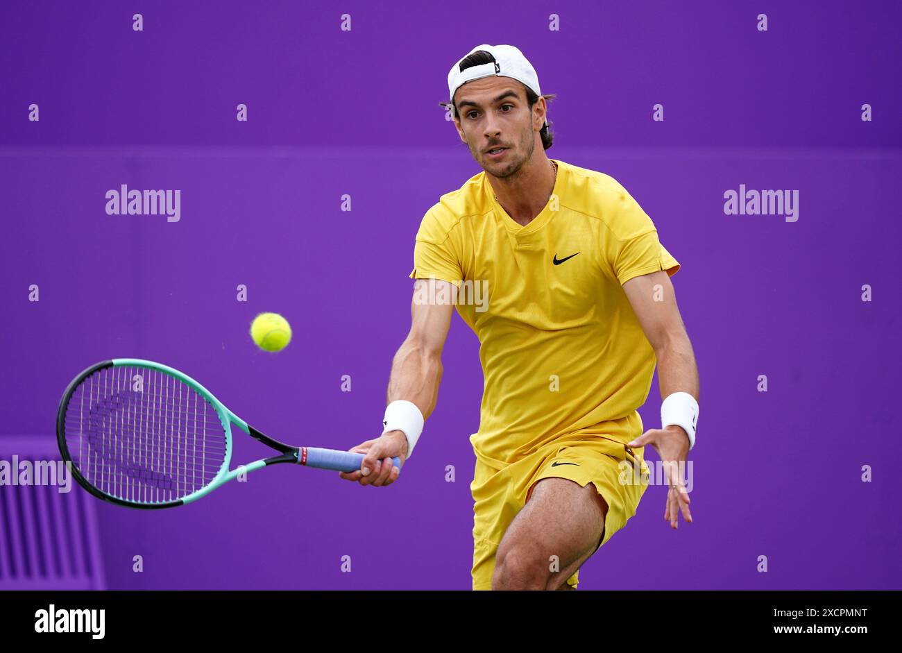 Lorenzo Musetti im Kampf gegen Alex de Minaur während des Mannes-Singles-Spiels am vierten Tag der Cinch-Meisterschaft im Queen's Club, London. Bilddatum: Dienstag, 18. Juni 2024. Stockfoto