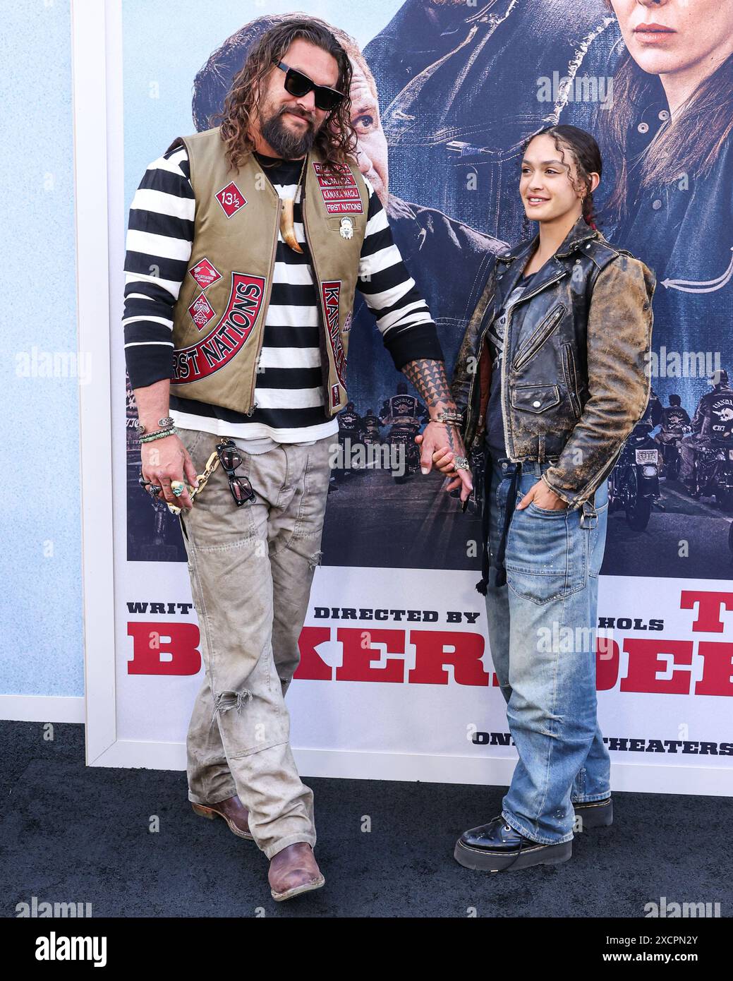 HOLLYWOOD, LOS ANGELES, KALIFORNIEN, USA – 17. JUNI: Jason Momoa und Tochter Lola Iolani Momoa kommen zur Los Angeles Premiere von Focus Features 'The Bikeriders', die am 17. Juni 2024 im TCL Chinese Theatre IMAX in Hollywood, Los Angeles, Kalifornien, USA stattfindet. (Foto: Xavier Collin/Image Press Agency) Stockfoto