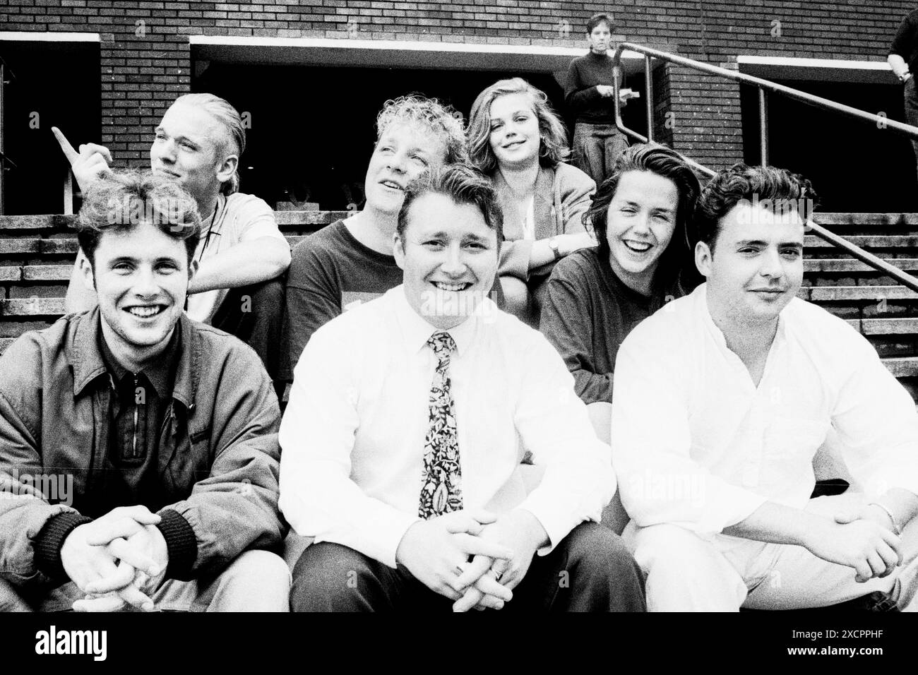 FOTOS – CARDIFF, WALES, Großbritannien – 5. JULI 1993: Vicky Alexander (hinten rechts) posiert auf den Stufen des Studentengewerkschaftsgebäudes in Cardiff mit den anderen Mitgliedern des Executive Teams, während sie ihre Amtszeit als Bildungs- und Sozialbeauftragte beginnt. INFO: Vicky Alexander – Victoria Alexander, heute Lady Victoria Starmer – war Mitglied des Executive Teams der Cardiff University Students’ Union als Referentin für Bildung und Wohlfahrt (1993-94) und Präsident (1994-95). In diesem 30 Jahre alten Archiv könnte es Unzulänglichkeiten geben. Foto: Rob Watkins/Alamy Live News Stockfoto