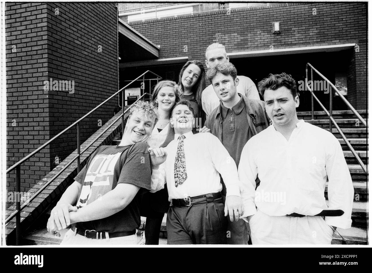 FOTOS ABLEGEN – CARDIFF, WALES, Großbritannien – 5. JULI 1993: Vicky Alexander (mittlere Reihe, links) posiert mit den anderen Mitgliedern des Executive Teams auf den Stufen des Studentengewerkschaftsgebäudes in Cardiff, während sie ihre Amtszeit als Bildungs- und Sozialbeauftragte beginnt. INFO: Vicky Alexander – Victoria Alexander, heute Lady Victoria Starmer – war Mitglied des Executive Teams der Cardiff University Students’ Union als Referentin für Bildung und Wohlfahrt (1993-94) und Präsident (1994-95). In diesem 30 Jahre alten Archiv könnte es Unzulänglichkeiten geben. Foto: Rob Watkins/Alamy Live News Stockfoto