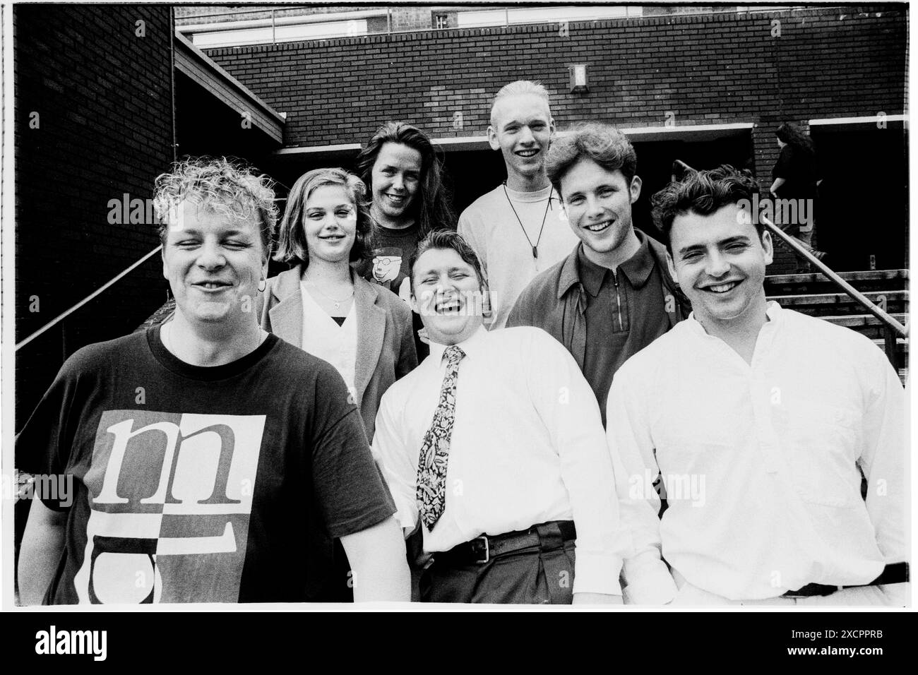 FOTOS ABLEGEN – CARDIFF, WALES, Großbritannien – 5. JULI 1993: Vicky Alexander (mittlere Reihe, links) posiert mit den anderen Mitgliedern des Executive Teams auf den Stufen des Studentengewerkschaftsgebäudes in Cardiff, während sie ihre Amtszeit als Bildungs- und Sozialbeauftragte beginnt. INFO: Vicky Alexander – Victoria Alexander, heute Lady Victoria Starmer – war Mitglied des Executive Teams der Cardiff University Students’ Union als Referentin für Bildung und Wohlfahrt (1993-94) und Präsident (1994-95). In diesem 30 Jahre alten Archiv könnte es Unzulänglichkeiten geben. Foto: Rob Watkins/Alamy Live News Stockfoto