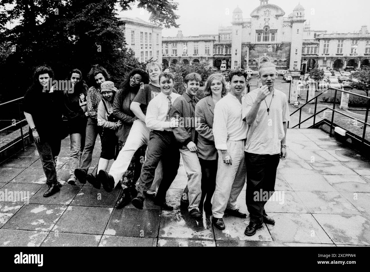 FOTOS ABLEGEN – CARDIFF, WALES, Großbritannien – 5. JULI 1993: Vicky Alexander (dritter in der Reihe) in spielerischer Stimmung mit den anderen Mitgliedern des Executive Teams, während sie auf den Stufen des Studentengewerkschaftsgebäudes in Cardiff „die Conga“ machen, während sie ihre Amtszeit als Bildungs- und Sozialbeauftragte beginnt. INFO: Vicky Alexander – Victoria Alexander, heute Lady Victoria Starmer – war Mitglied des Executive Teams der Cardiff University Students’ Union als Referentin für Bildung und Wohlfahrt (1993-94) und Präsident (1994-95). In diesem 30 Jahre alten Archiv könnte es Unzulänglichkeiten geben. Foto: Rob Watkins/Alamy Live News Stockfoto